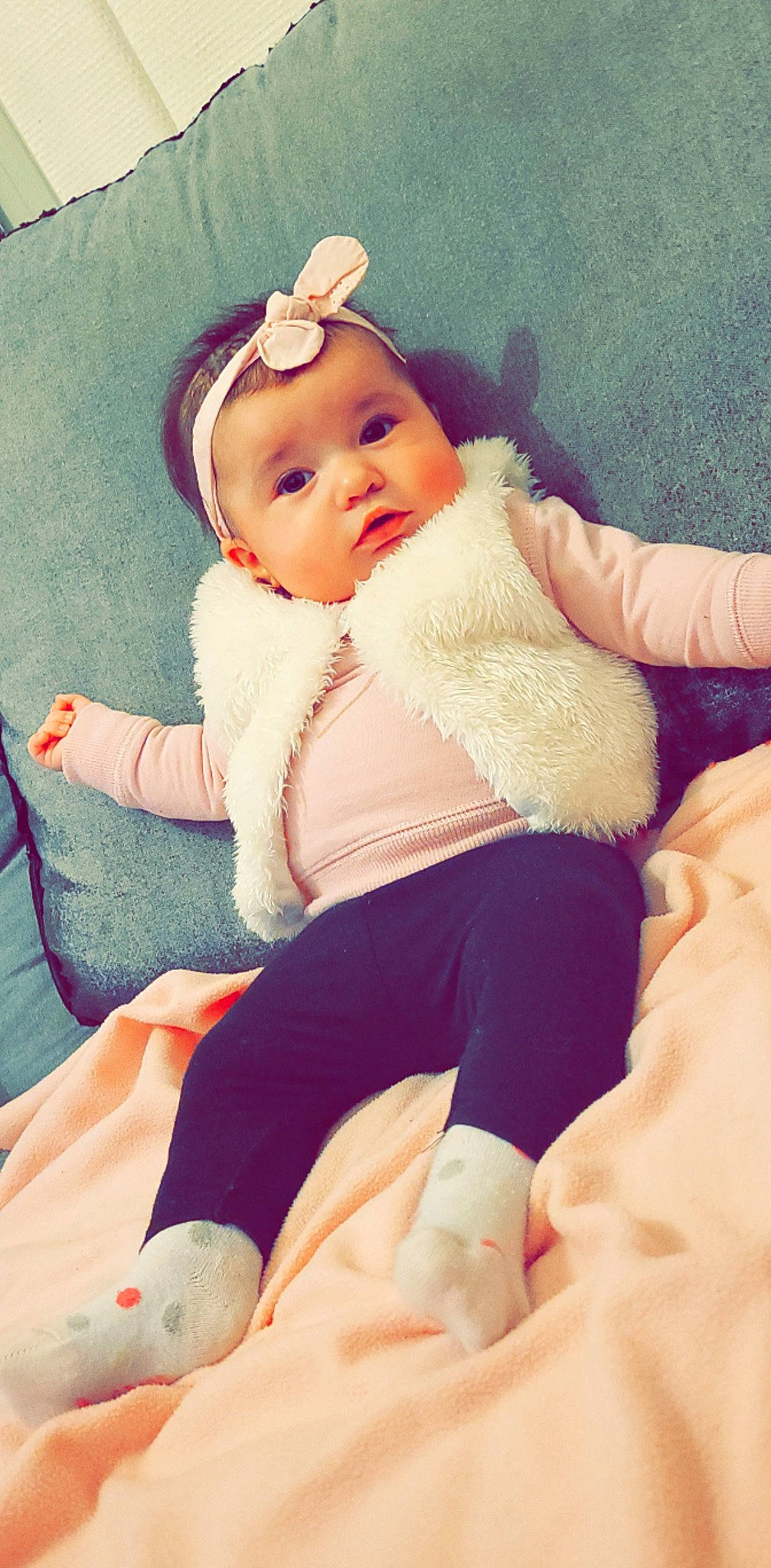 Solédad participe au concours pour gagner de l'argent avec cette photo : baby, baby_sleeping, baby_toddler_clothing, cheek, child, comfort, face, finger, foot, fur, human_leg, knee, lap, leg, person, sitting, skin, sleeve, thigh, thumb