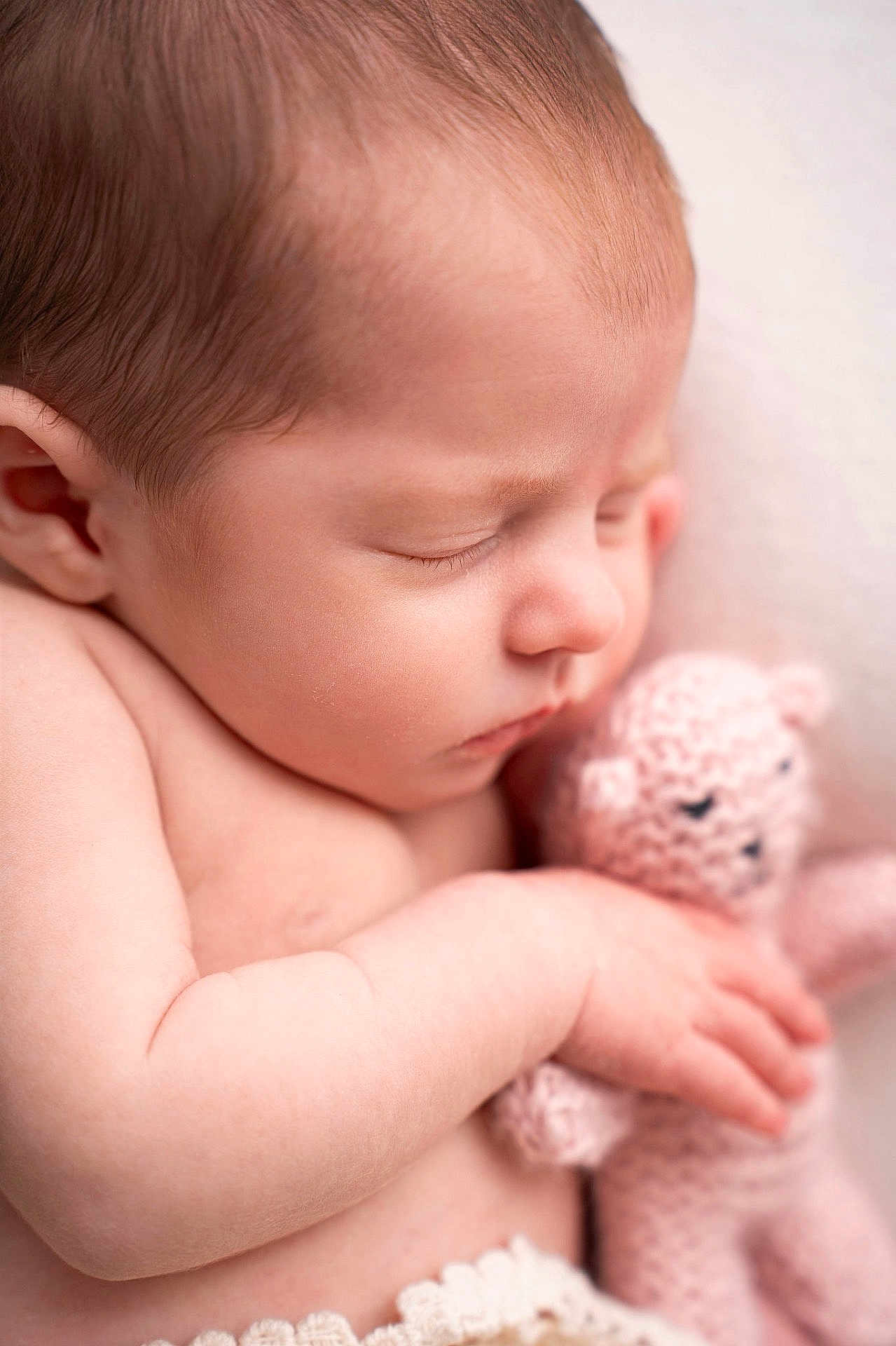 Jeanne a rejoint le concours — aidez-le/la à gagner de superbes lots ! baby, newborn, sleeping, stuffed_toy, teddy_bear, cuddling, close_up, portrait, infant, skin, peaceful, hand, arm, eyelashes, nose, head, blanket, knit, pink, soft_texture