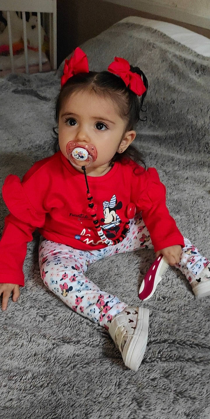 Ruby a rejoint le concours — aidez-le/la à gagner de superbes lots ! baby, baby_toddler_clothing, cheek, child, chin, eye, face, fun, hair, hairstyle, happy, head, lip, person, pink, red, skin, sleeve, t_shirt, toddler