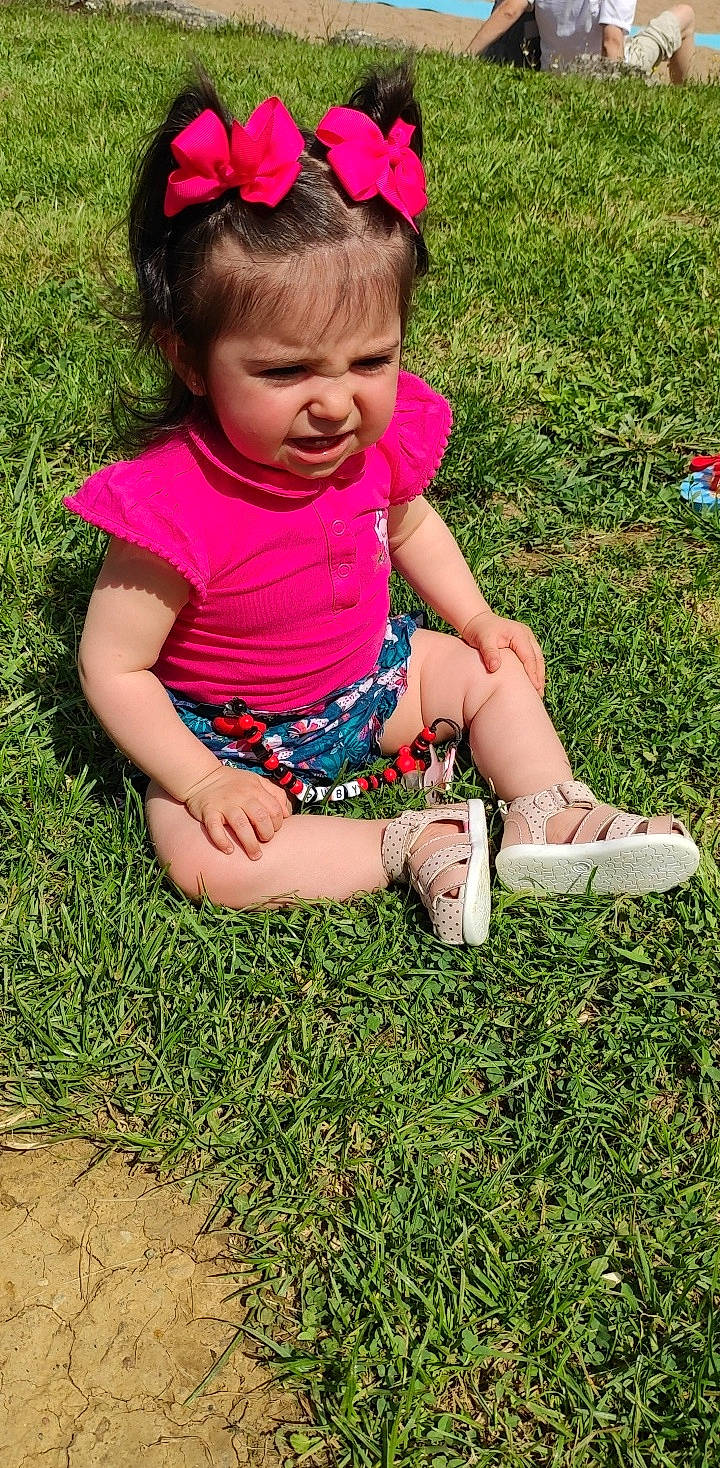 Ruby participe au concours pour gagner de l'argent avec cette photo : baby, baby_toddler_clothing, barefoot, dress, finger, grass, grass_family, green, happy, lawn, leaf, leisure, people, people_in_nature, person, pink, plant, recreation, sneakers, thigh