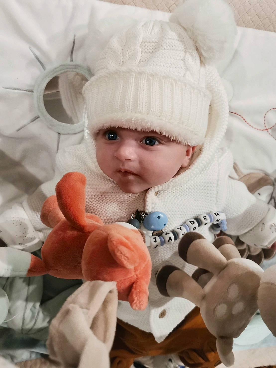 Jayden a rejoint le concours — aidez-le/la à gagner de superbes lots ! baby, baby_sleeping, baby_toddler_clothing, beanie, cap, cheek, comfort, eye, fashion_accessory, fur, headgear, headwear, knit_cap, linens, outerwear, pattern, person, product, skin, textile