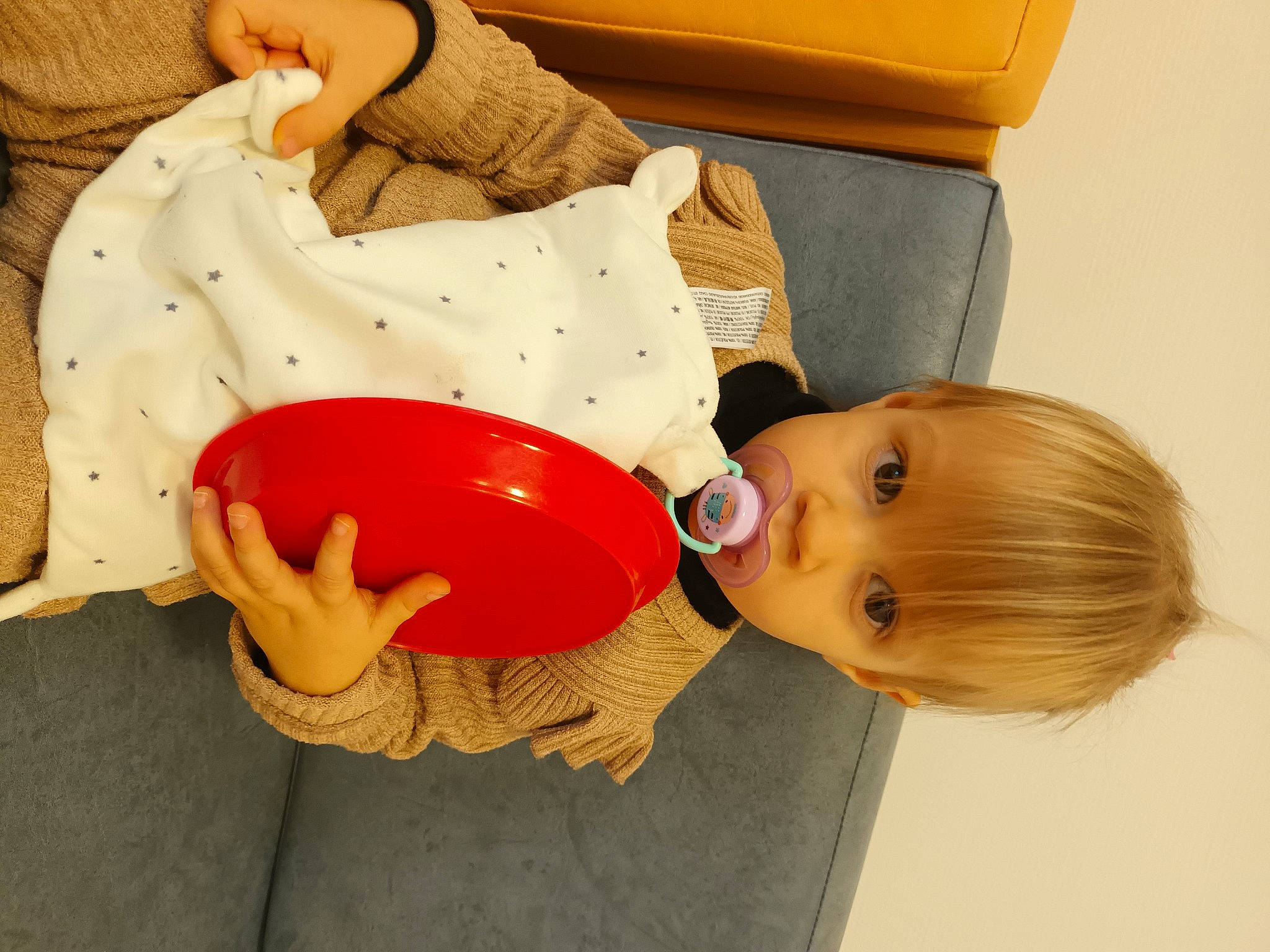 Lola participe au concours pour gagner de l'argent avec cette photo : baby, baby_products, baby_sleeping, baby_toddler_clothing, child, comfort, elbow, flooring, happy, orange, person, play, room, sitting, toddler, wood