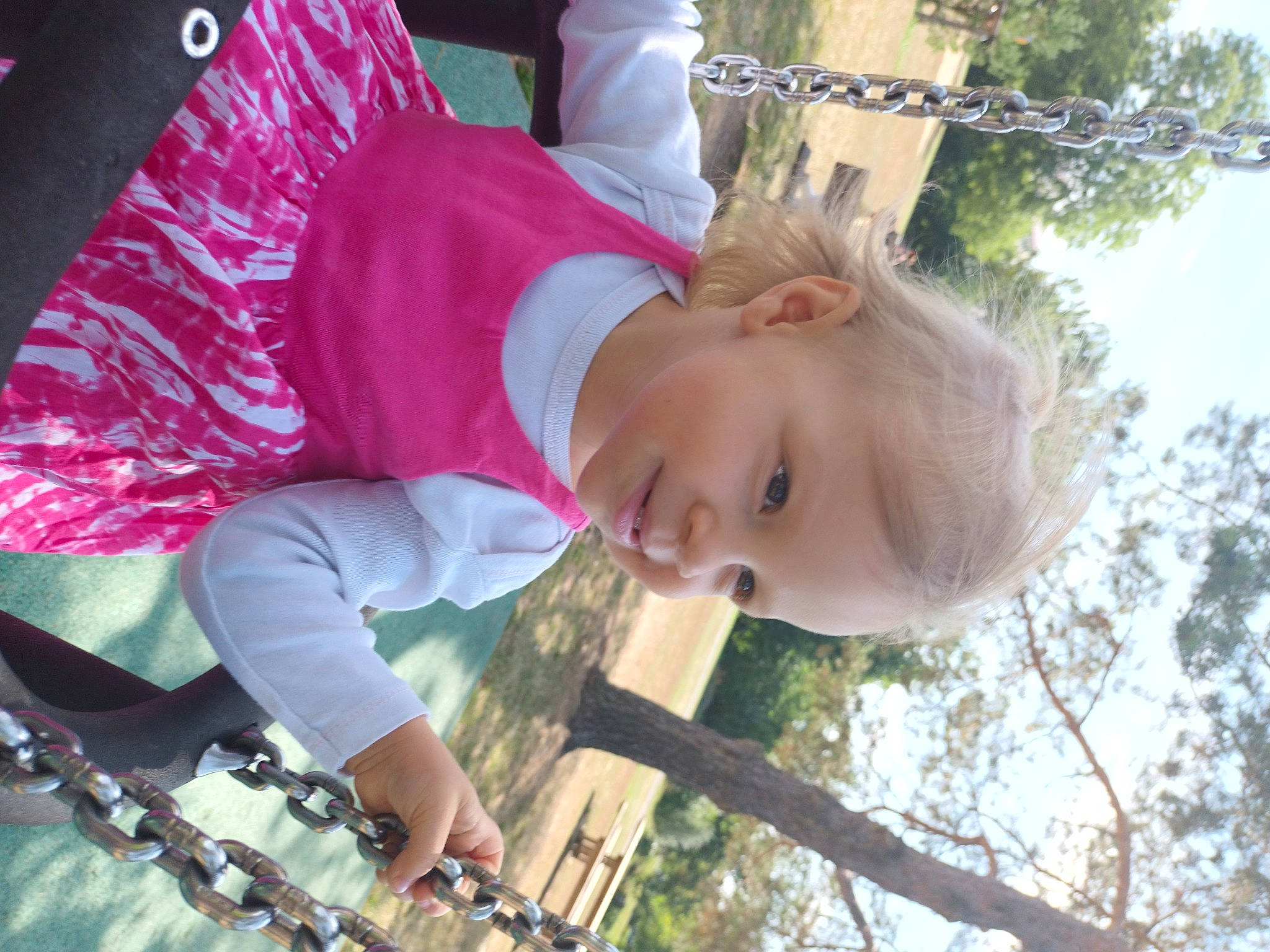 Lola a rejoint le concours — aidez-le/la à gagner de superbes lots ! child, city, fun, grass, happy, joy, leisure, outdoor_play_equipment, people_in_nature, person, plant, play, playground, recreation, roller_sport, sky, smile, toddler, tree, vacation