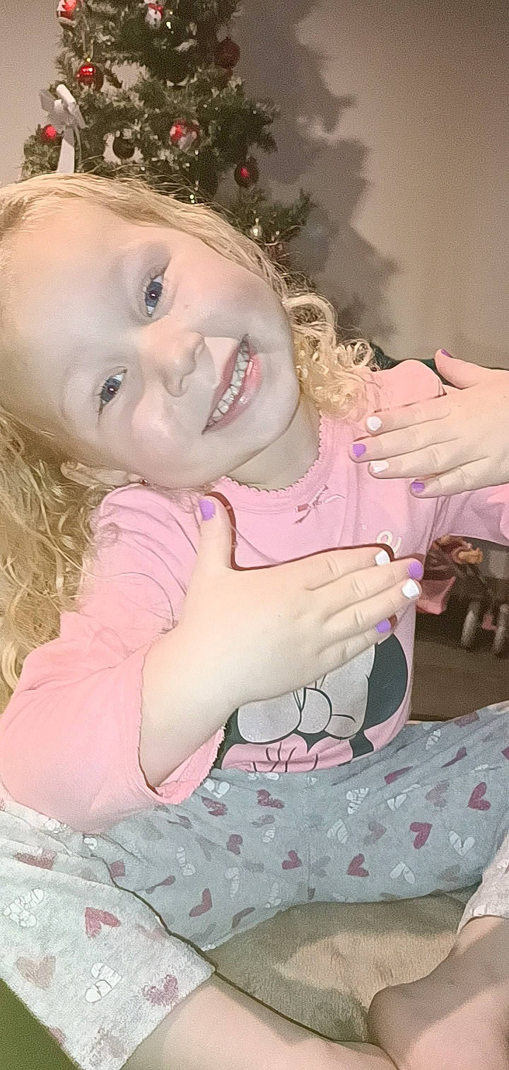 Kaylie a rejoint le concours — aidez-le/la à gagner de superbes lots ! baby, baby_toddler_clothing, blond, chair, cheek, child, event, eye, eyebrow, fun, gesture, hair, happy, iris, joy, lip, person, pink, skin, smile