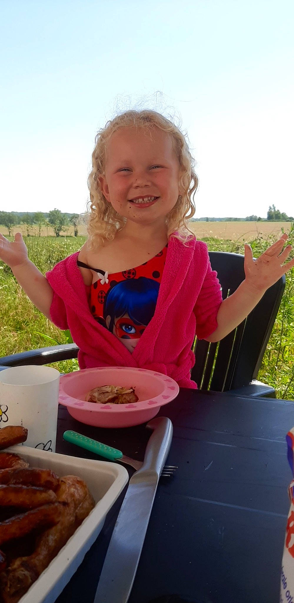 Kaylie participe au concours pour gagner de l'argent avec cette photo : bowl, comfort_food, cuisine, event, food, food_craving, grass, happy, ingredient, joy, person, plant, plate, recipe, recreation, sky, smile, staple_food, t_shirt, tableware