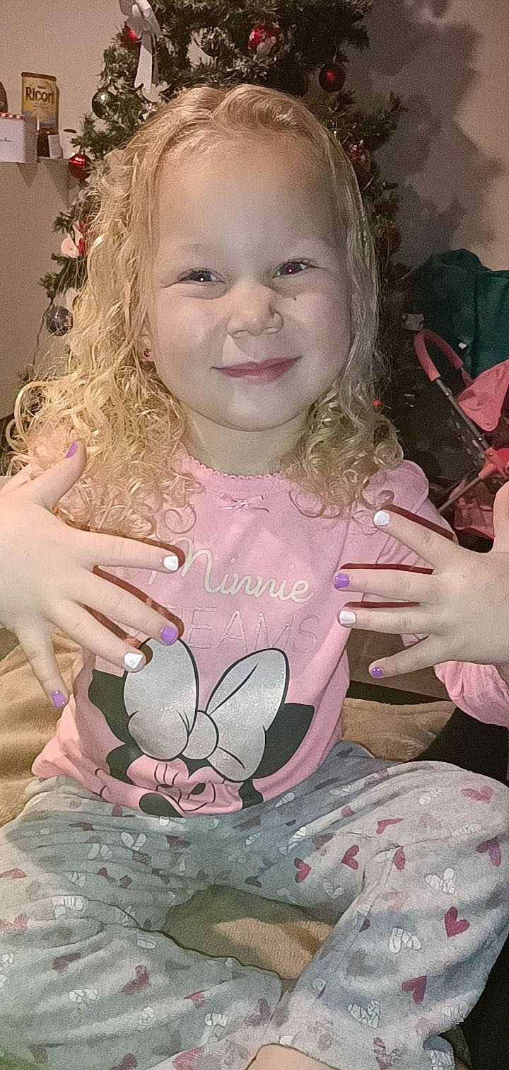 Kaylie participe au concours pour gagner de l'argent avec cette photo : baby_toddler_clothing, cheek, child, eye, eyelash, gesture, hairstyle, hand, happy, head, human_body, iris, jewellery, joy, lip, necklace, organ, person, pink, skin