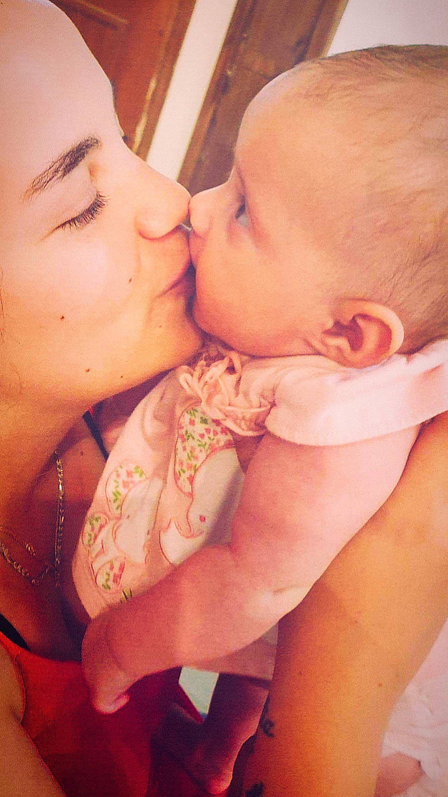 Mia a rejoint le concours — aidez-le/la à gagner de superbes lots ! baby, cheek, child, eye, face, finger, forehead, gesture, hand, happy, interaction, kiss, lip, love, mouth, nose, person, pink, skin, smile