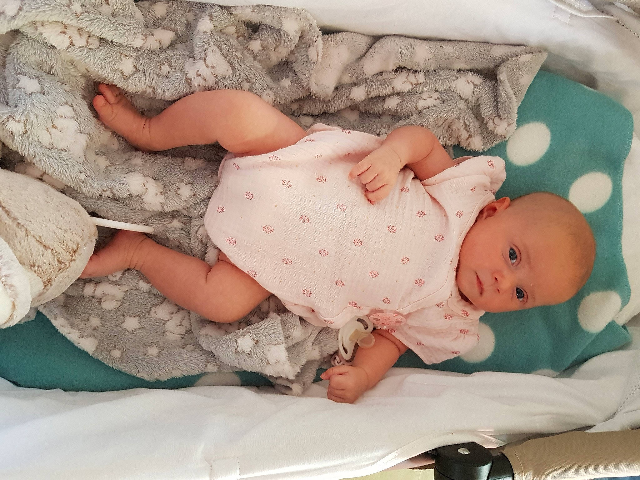 Mia a rejoint le concours — aidez-le/la à gagner de superbes lots ! baby, baby_products, baby_sleeping, bedtime, birth, child, comfort, leg, nap, person, product, sleep, toddler