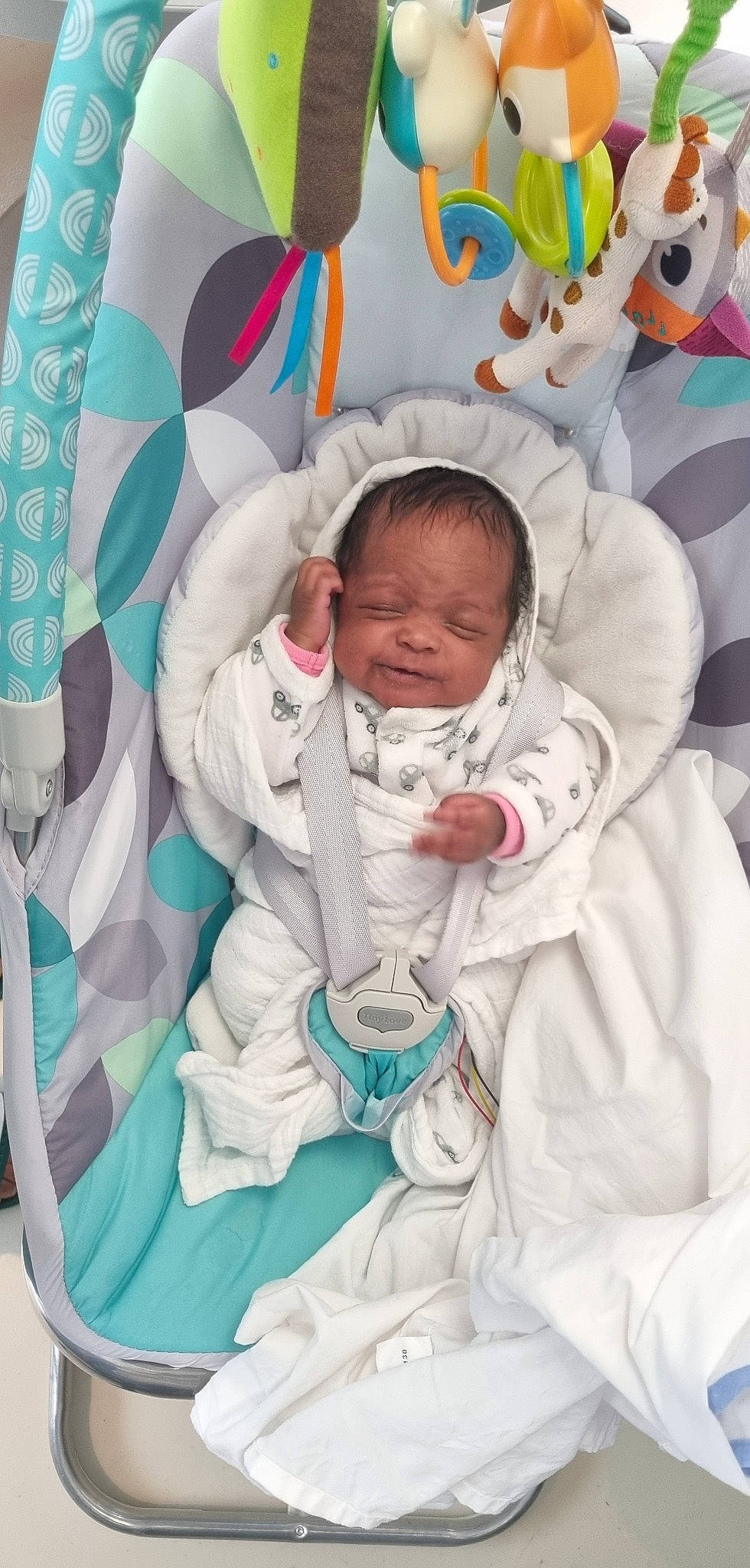 Nora a rejoint le concours — aidez-le/la à gagner de superbes lots ! baby, baby_products, baby_safety, baby_sleeping, baby_toddler_clothing, bedding, bedtime, cheek, child, comfort, event, green, infant_bed, linens, person, product, sleep, sleeve, textile, toddler