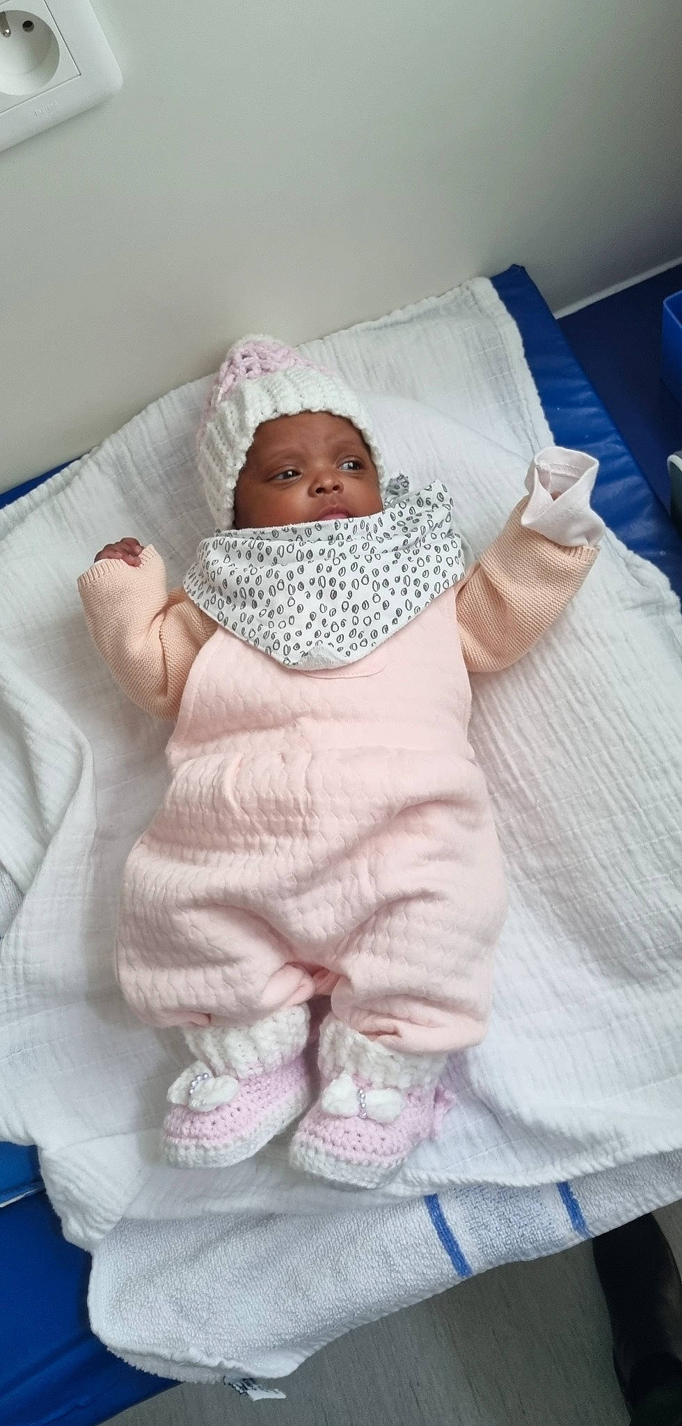 Nora a rejoint le concours — aidez-le/la à gagner de superbes lots ! baby, baby_products, baby_safety, baby_sleeping, baby_toddler_clothing, bedding, child, comfort, flooring, glasses, headwear, linens, magenta, pattern, person, pink, room, skin, sleeve, textile