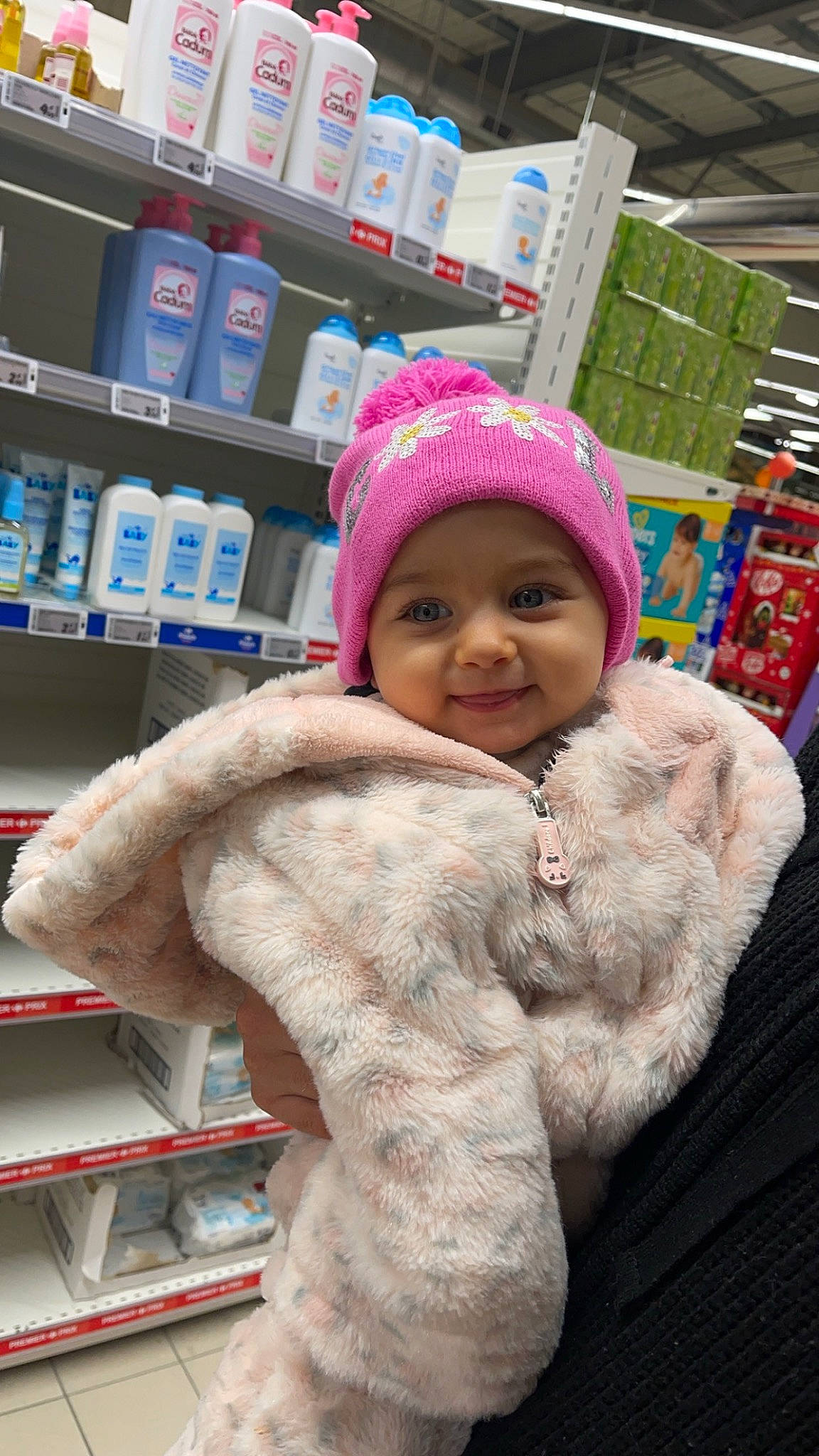 Lyanah a rejoint le concours — aidez-le/la à gagner de superbes lots ! beauty, cap, child, customer, face, fur_clothing, happy, head, headgear, headwear, jacket, joy, person, product, retail, service, shelf, skin, smile, textile