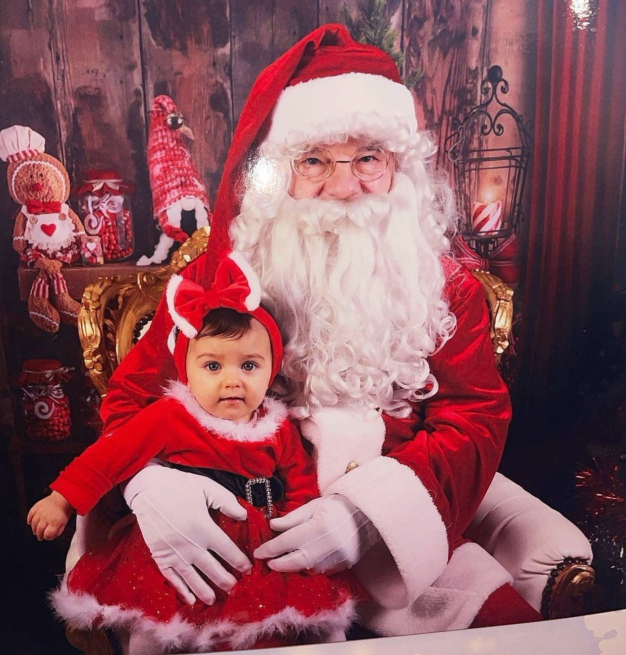 Lyanah participe au concours pour gagner de l'argent avec cette photo : beard, christmas, christmas_decoration, christmas_eve, curtain, event, facial_hair, fictional_character, fun, glasses, happy, hat, headwear, holiday, interior_design, lap, person, santa_claus, sleeve, smile