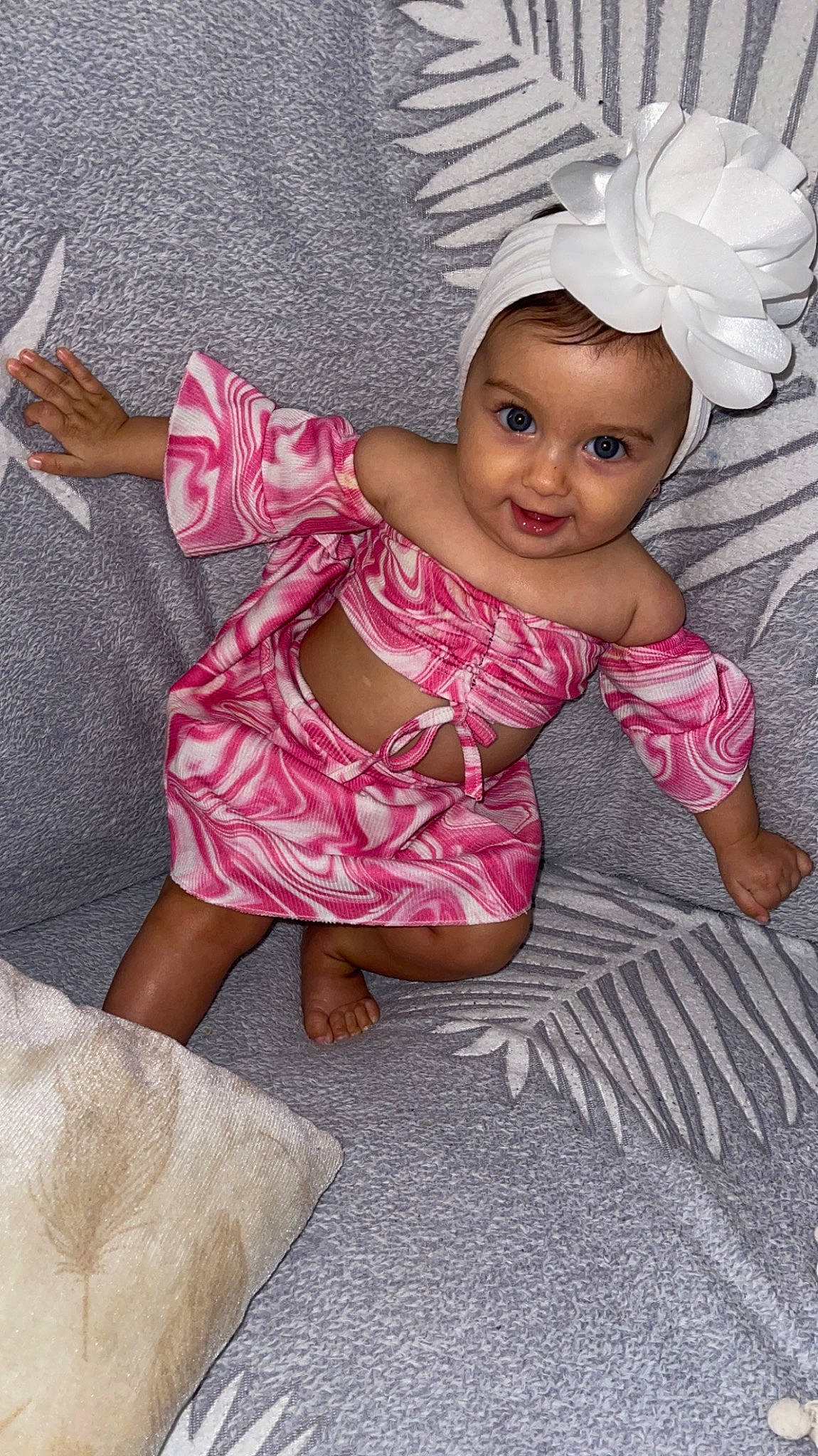 Lyanah participe au concours pour gagner de l'argent avec cette photo : baby, baby_toddler_clothing, cheek, child, eye, fashion_accessory, foot, fun, hair_accessory, happy, hat, head, headpiece, human_leg, magenta, pattern, person, pink, sleeve, thigh