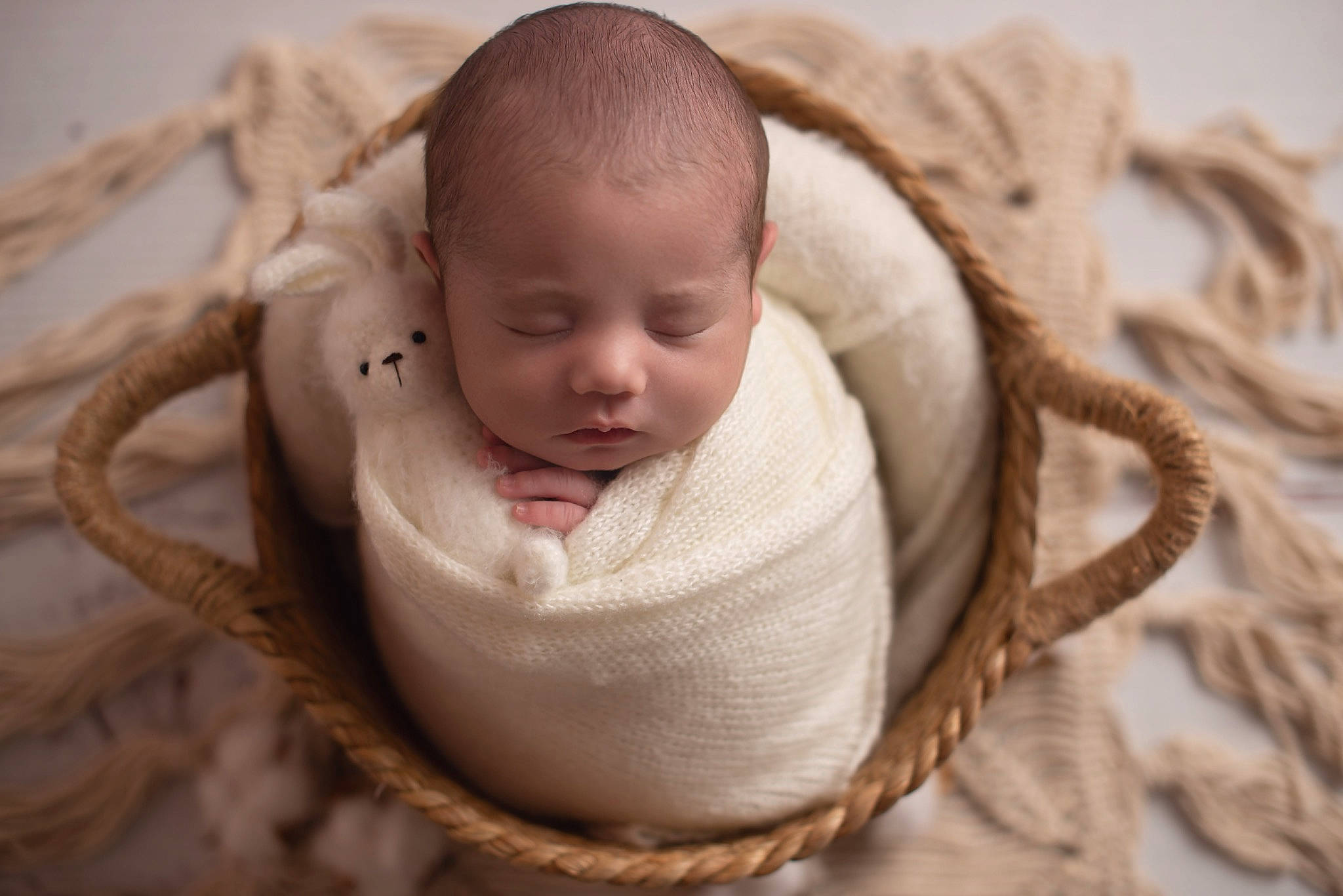 Nahyl a rejoint le concours — aidez-le/la à gagner de superbes lots ! baby, baby_toddler_clothing, cheek, comfort, eye, fashion_accessory, fur, grass, happy, headgear, iris, linens, lip, neck, nose, person, skin, textile, toddler, wood