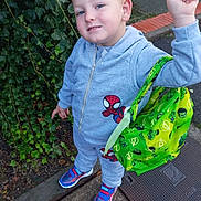 Nelson a rejoint le concours — aidez-le/la à gagner de superbes lots ! child, boy, outdoor, ivy, sidewalk, concrete, bag, avengers, spiderman, tracksuit, sneakers, pointing, green, playful, casual, smile, urban, young, person, daytime