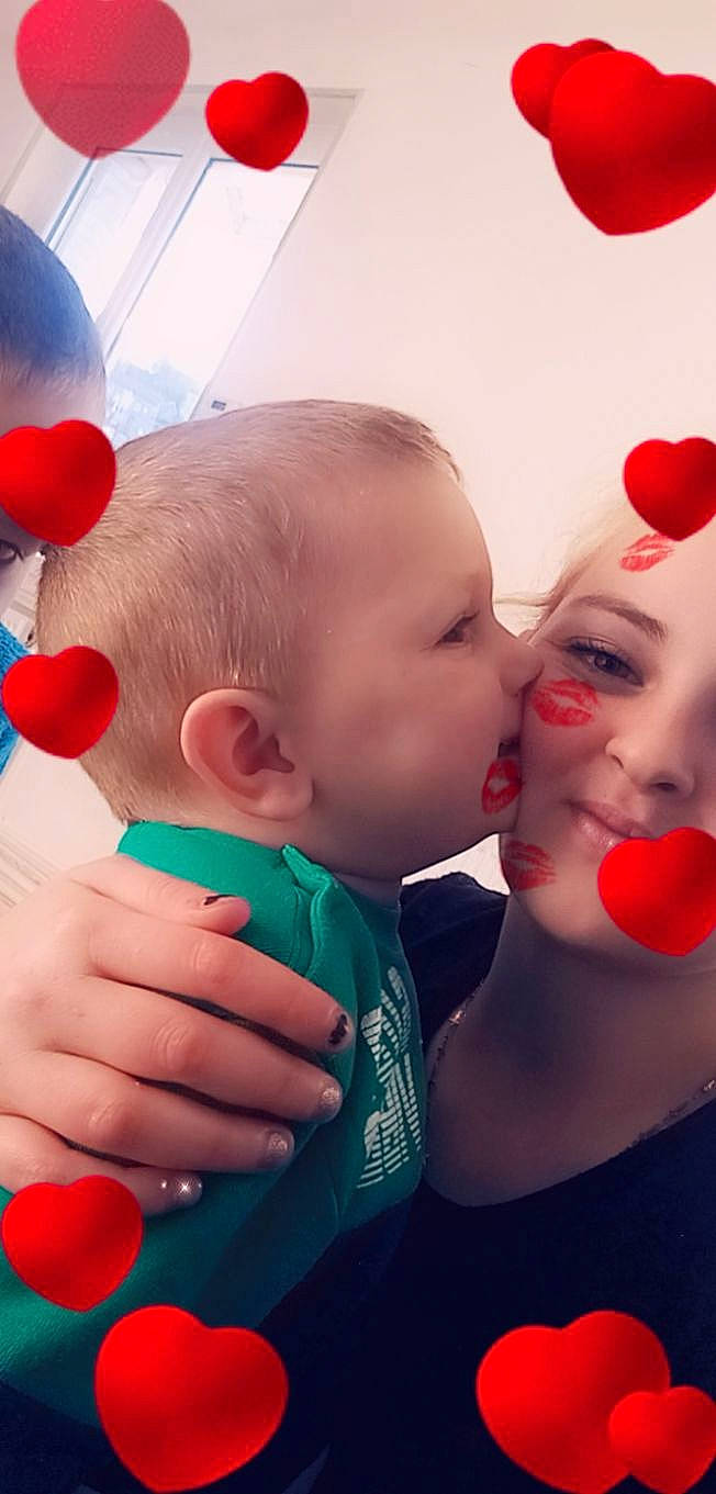 Milan participe au concours pour gagner de l'argent avec cette photo : balloon, child, fun, happy, heart, interaction, kiss, love, nose, person, play, red, smile, toddler, valentines_day