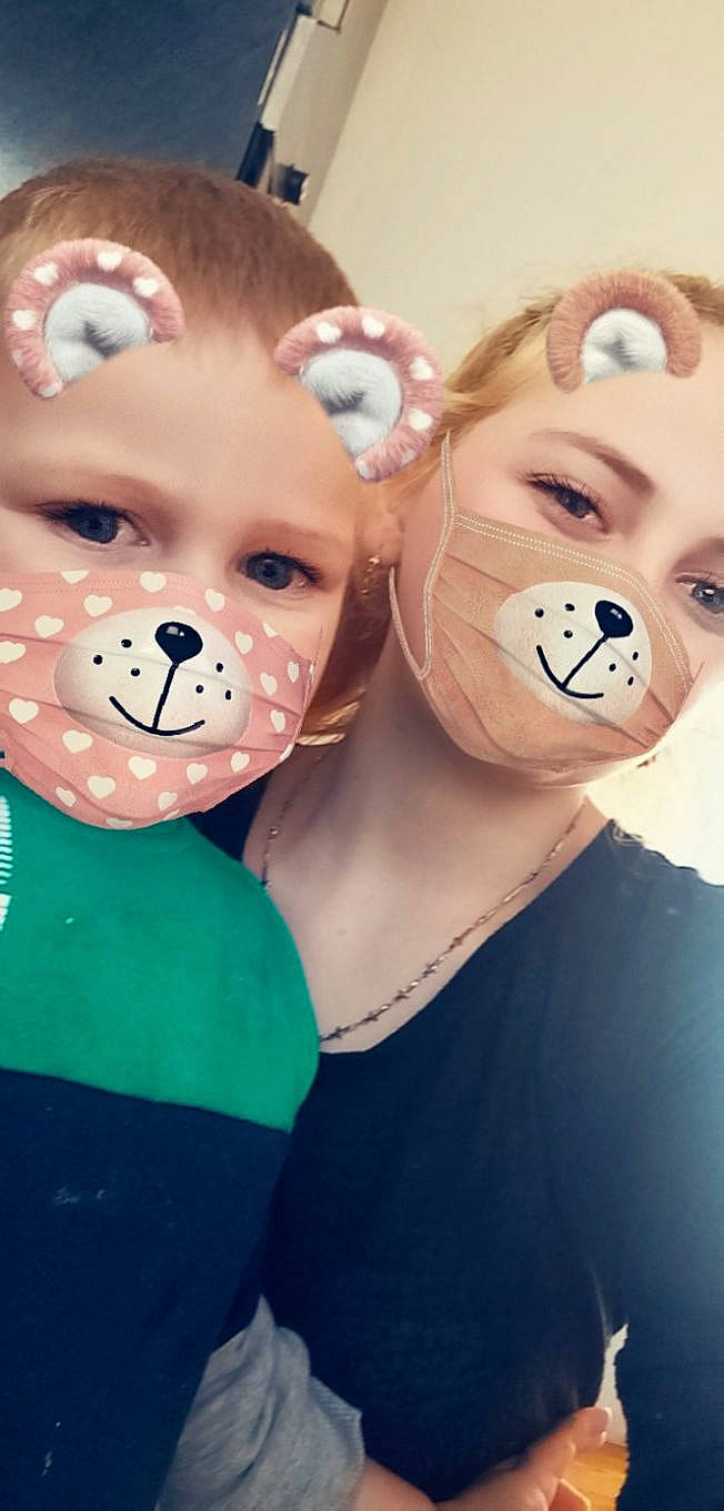 Milan participe au concours pour gagner de l'argent avec cette photo : cheek, child, ear, eye, face, head, illustration, lip, mouth, nose, person, photography, selfie, skin, smile, stuffed_toy, teddy_bear, toy