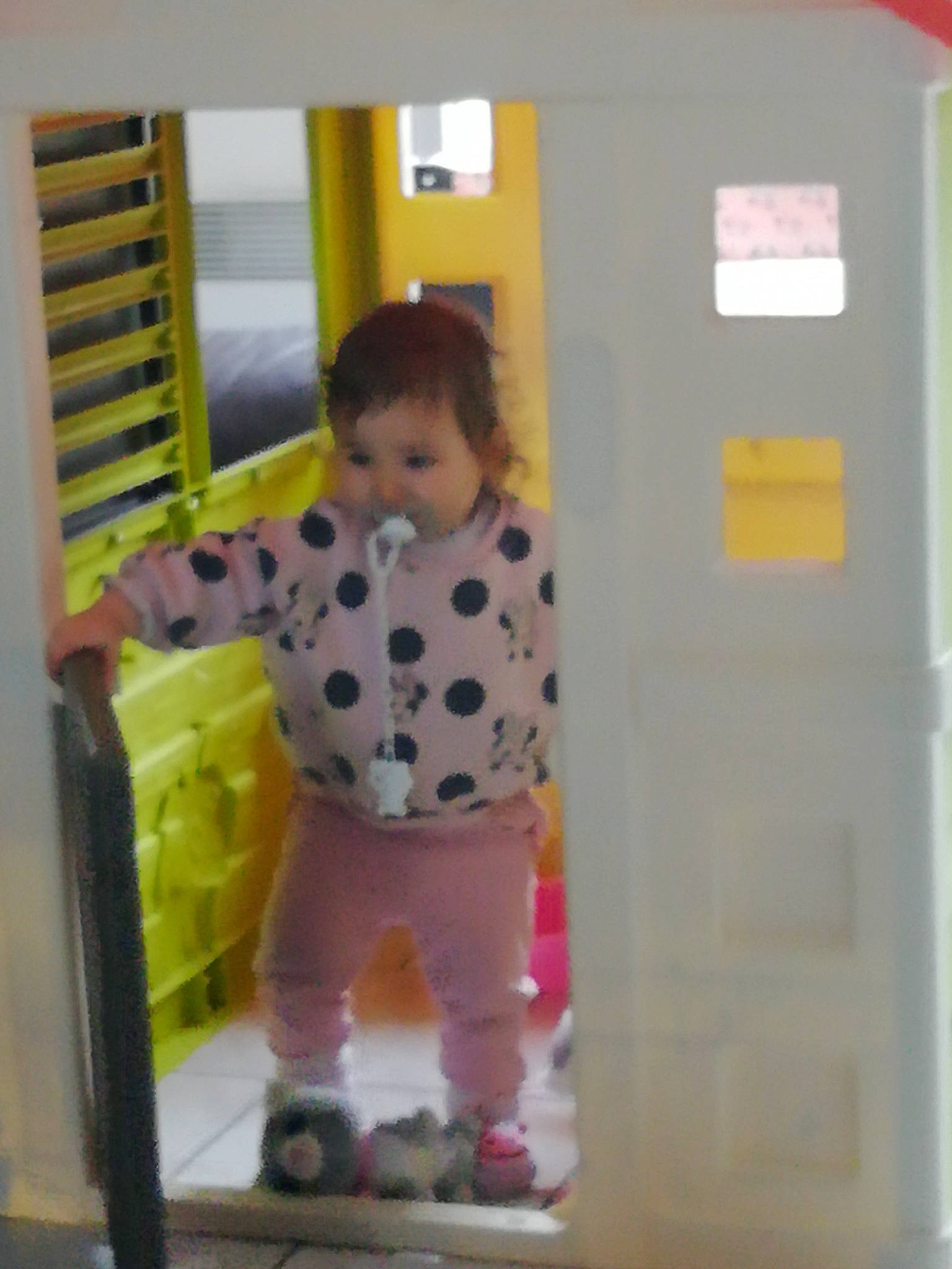 Wendy participe au concours pour gagner de l'argent avec cette photo : baby, baby_products, baby_safety, baby_toddler_clothing, baby_toys, child, comfort, cradle, door, fun, pattern, person, play, product, room, shelf, sleeve, sock, textile, toddler