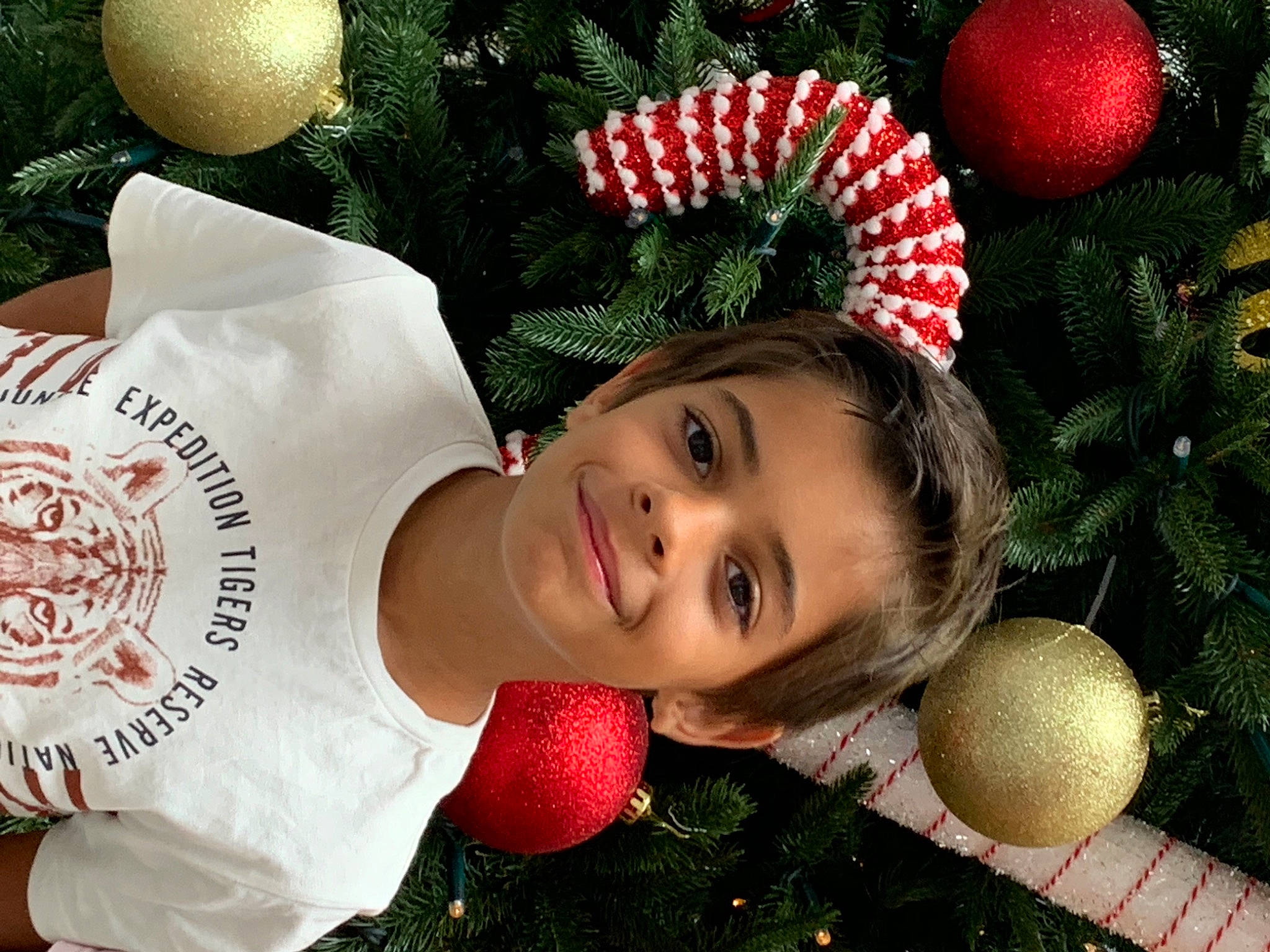 Manoa participe au concours pour gagner de l'argent avec cette photo : baby_toddler_clothing, christmas_eve, christmas_ornament, event, facial_expression, fruit, fun, grass, green, happy, holiday, holiday_ornament, joy, natural_foods, ornament, party_supply, pattern, person, plant, smile