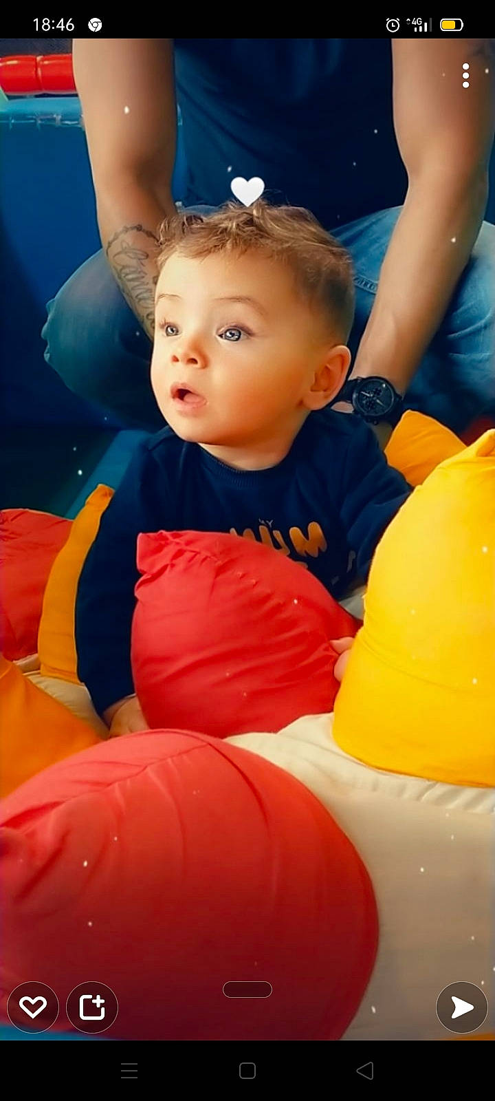 Lewoine participe au concours pour gagner de l'argent avec cette photo : arm, baby, baby_toddler_clothing, blue, child, electric_blue, face, facial_expression, fun, games, happy, head, inflatable, leisure, mammal, orange, organ, people, person, recreation