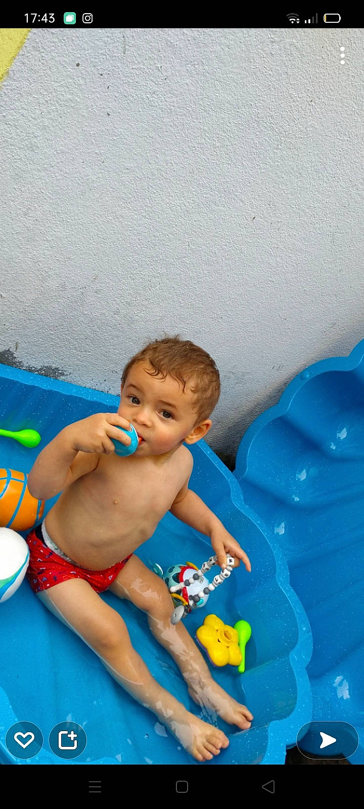 Lewoine a rejoint le concours — aidez-le/la à gagner de superbes lots ! abdomen, aqua, azure, baby, baby_products, bathing, blue, chest, child, electric_blue, finger, fun, happy, human_body, human_leg, leisure, person, recreation, thigh, toddler