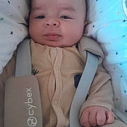 Lylio participe au concours pour gagner de l'argent avec cette photo : baby, infant, car_seat, onesie, straps, cushion, star_pattern, hand, face, child, clothing, seatbelt, newborn, cute, portrait, indoors, closeup, expression, baby_fashion, resting