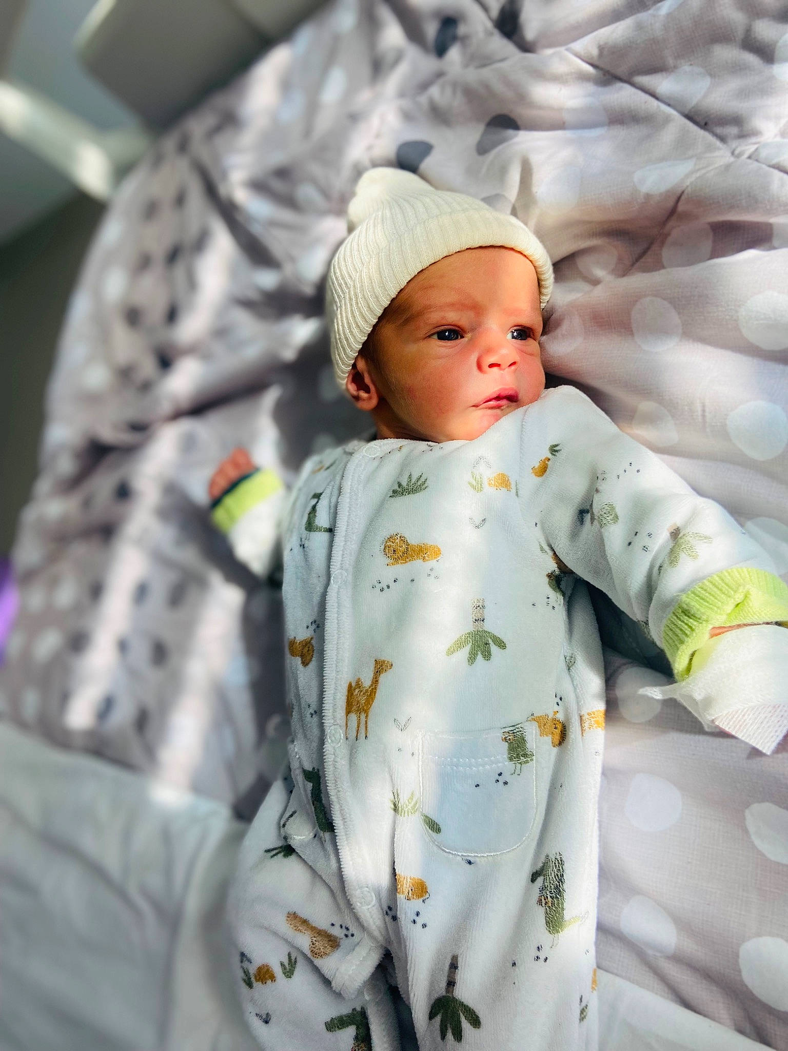 Marley a rejoint le concours — aidez-le/la à gagner de superbes lots ! baby, baby_sleeping, baby_toddler_clothing, bedding, child, comfort, facial_expression, happy, headwear, human, linens, nightwear, outerwear, pattern, person, portrait_photography, room, skin, sleeve, textile