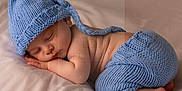 Zayn participe au concours pour gagner de l'argent avec cette photo : baby, baby_pose, blanket, blue_clothing, child, cozy, cute, headwear, indoors, infant, knitted_hat, knitted_pants, newborn, peaceful, portrait, resting, skin, sleep, sleeping, soft_texture