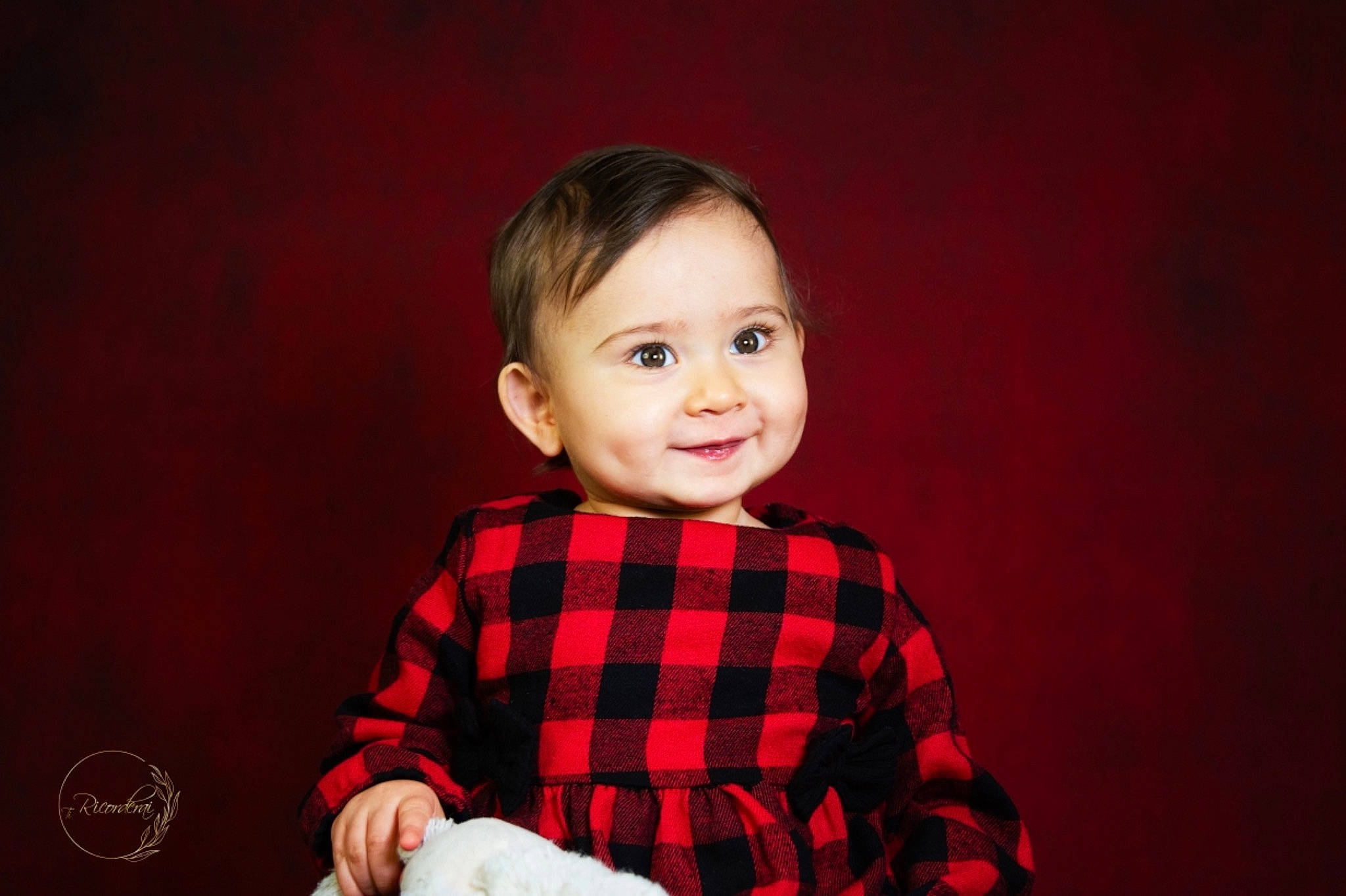 Kella a rejoint le concours — aidez-le/la à gagner de superbes lots ! baby_toddler_clothing, cheek, child, collar, dress_shirt, event, face, flash_photography, formal_wear, happy, human_body, joy, pattern, person, plaid, sitting, sleeve, smile, t_shirt, tartan