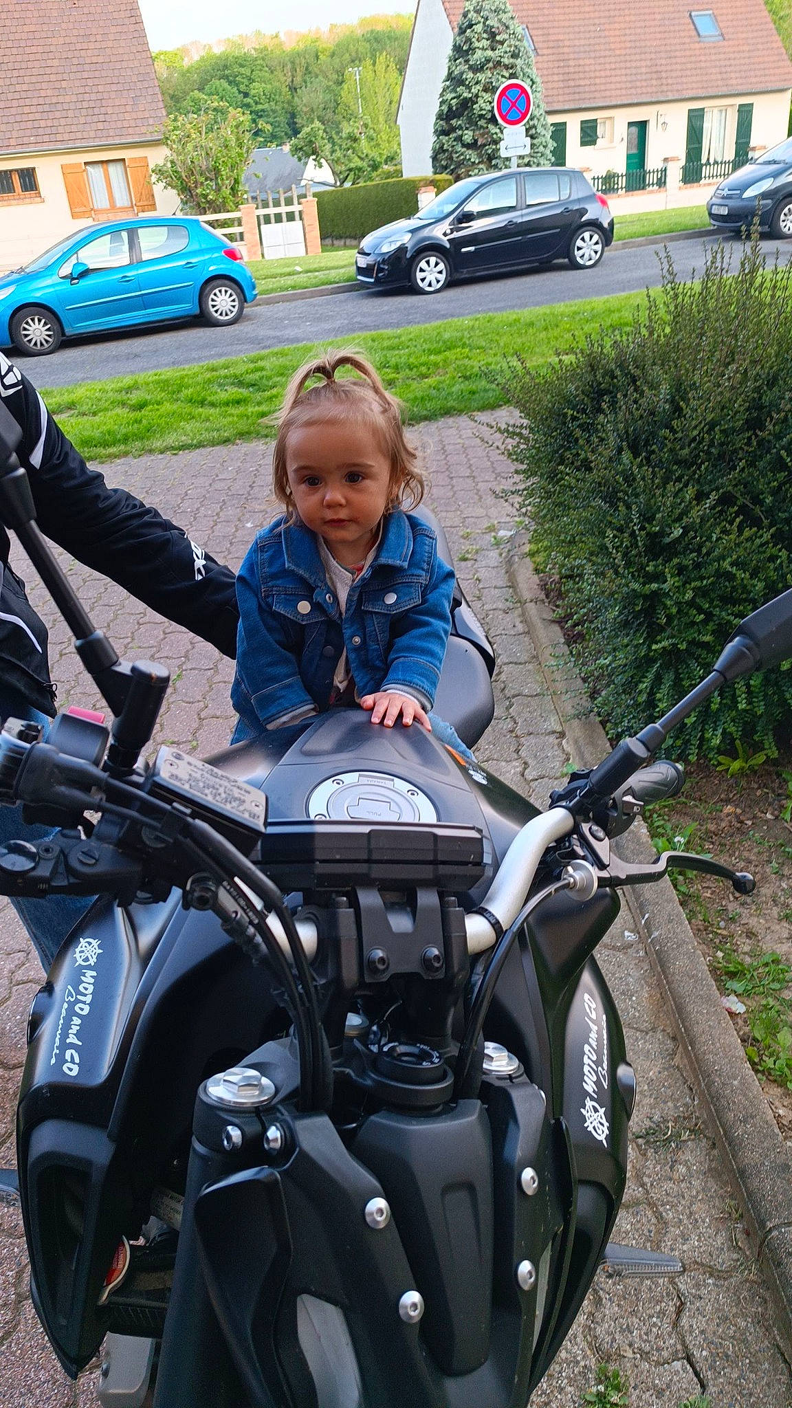 Rose a rejoint le concours — aidez-le/la à gagner de superbes lots ! automotive_design, automotive_exterior, automotive_lighting, automotive_tire, automotive_wheel_system, car, fender, fuel_tank, grass, land_vehicle, motor_vehicle, motorcycle, motorcycle_accessories, person, plant, rim, tire, toddler, vehicle, wheel