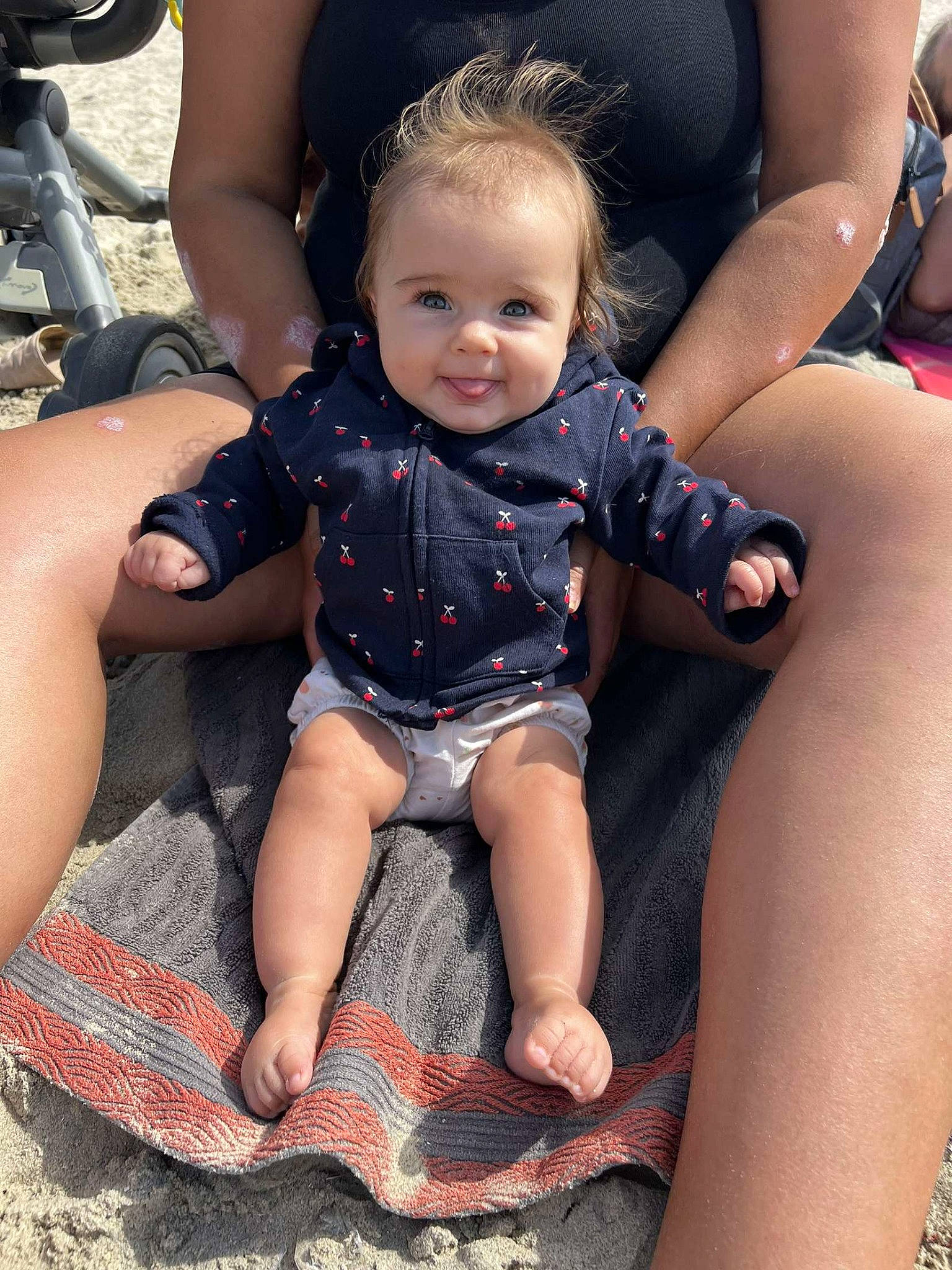 Rose a rejoint le concours — aidez-le/la à gagner de superbes lots ! baby_toddler_clothing, barefoot, child, eye, face, finger, fun, hairstyle, happy, head, human, human_leg, lap, leg, leisure, mouth, person, skin, smile, thigh