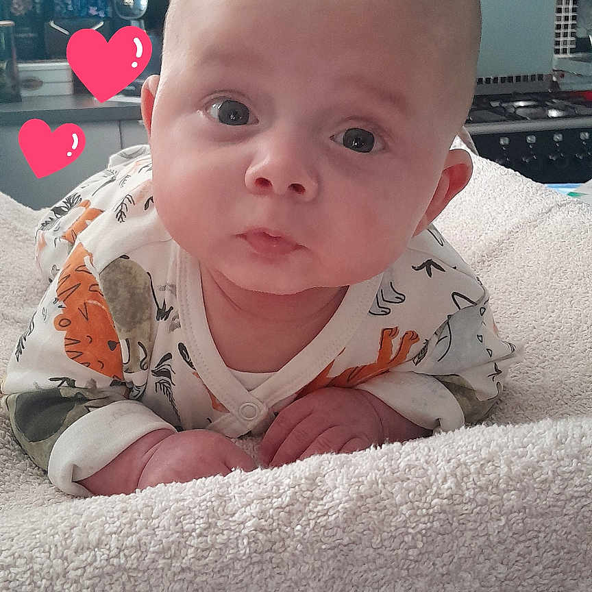 Lucas participe au concours pour gagner de l'argent avec cette photo : baby, bed, bedroom, blanket, couch, crib, cushion, face, furniture, head, homedecor, indoors, infantbed, newborn, person, photography, portrait, quilt, room, sitting