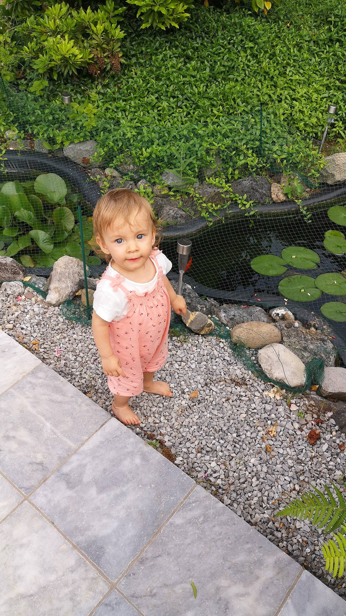 Sia a rejoint le concours — aidez-le/la à gagner de superbes lots ! adaptation, baby, baby_toddler_clothing, child, cobblestone, flagstone, flooring, garden, grass, grass_family, groundcover, landscape, leaf, leisure, people_in_nature, person, plant, road_surface, smile, toddler