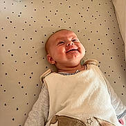 Eyma participe au concours pour gagner de l'argent avec cette photo : baby, baby_bed, bedding, blanket, child, clothing, cozy, cute, face, happy, indoors, infant, infant_wear, lying_down, pacifier, portrait, sleeping_area, smiling, soft_toys, star_pattern