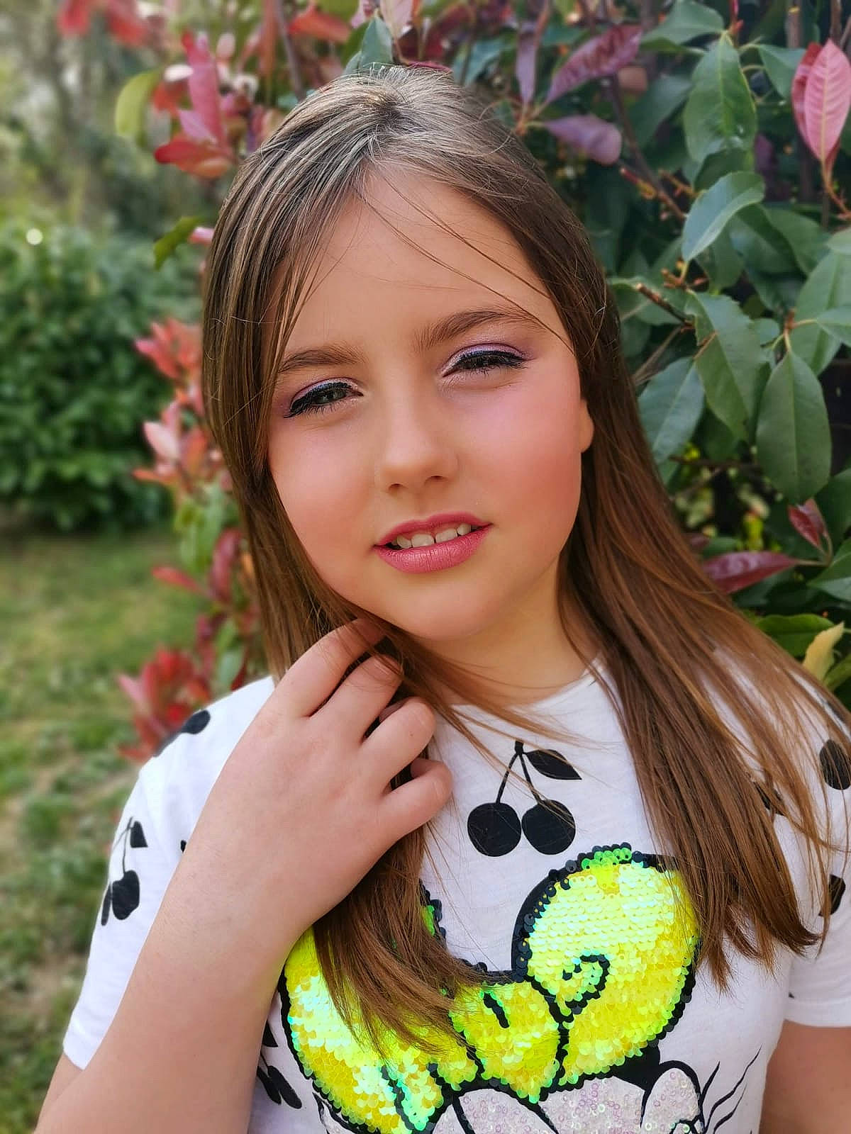 Ambre participe au concours pour gagner de l'argent avec cette photo : beauty, botany, brown_hair, child, child_model, face, fawn, flower, hair, hairstyle, lip, long_hair, model, neck, person, photography, plant, smile, spring, summer