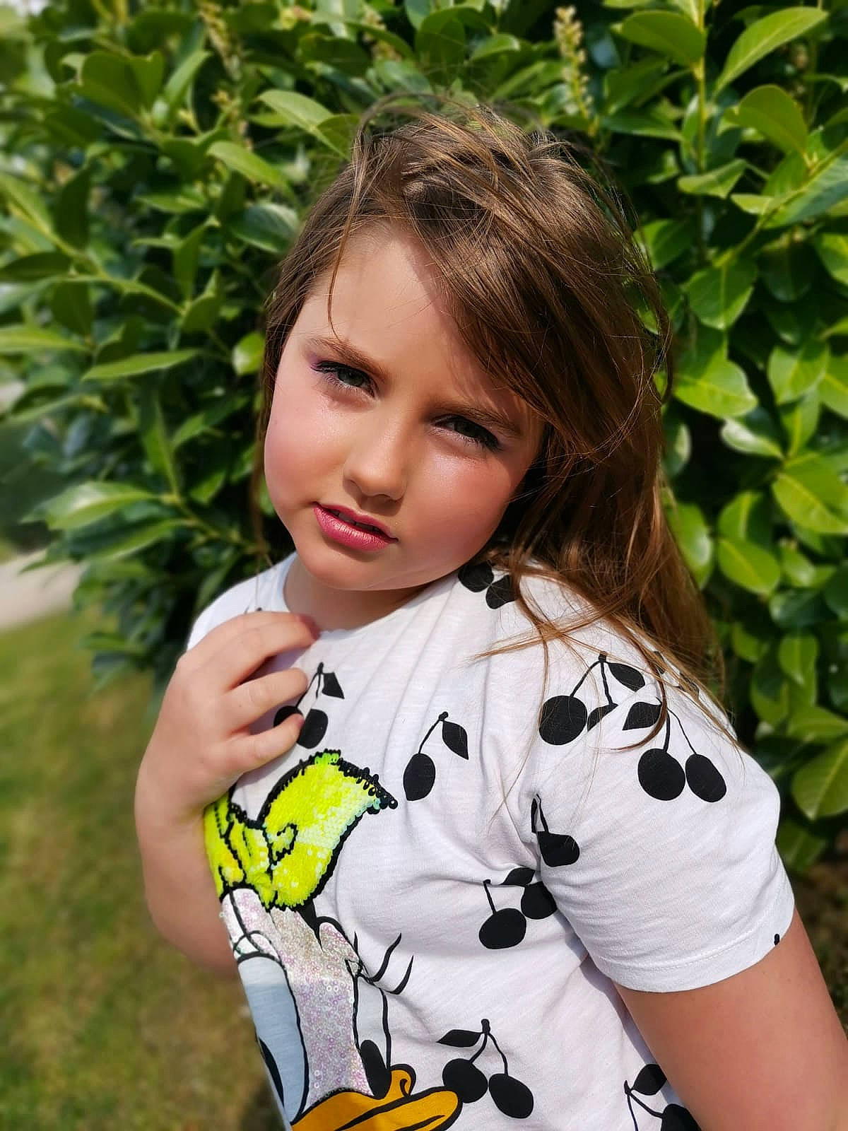 Ambre a rejoint le concours — aidez-le/la à gagner de superbes lots ! beauty, black_hair, brown_hair, hair, hairstyle, lip, long_hair, neck, person, photo_shoot, photography, plant, smile