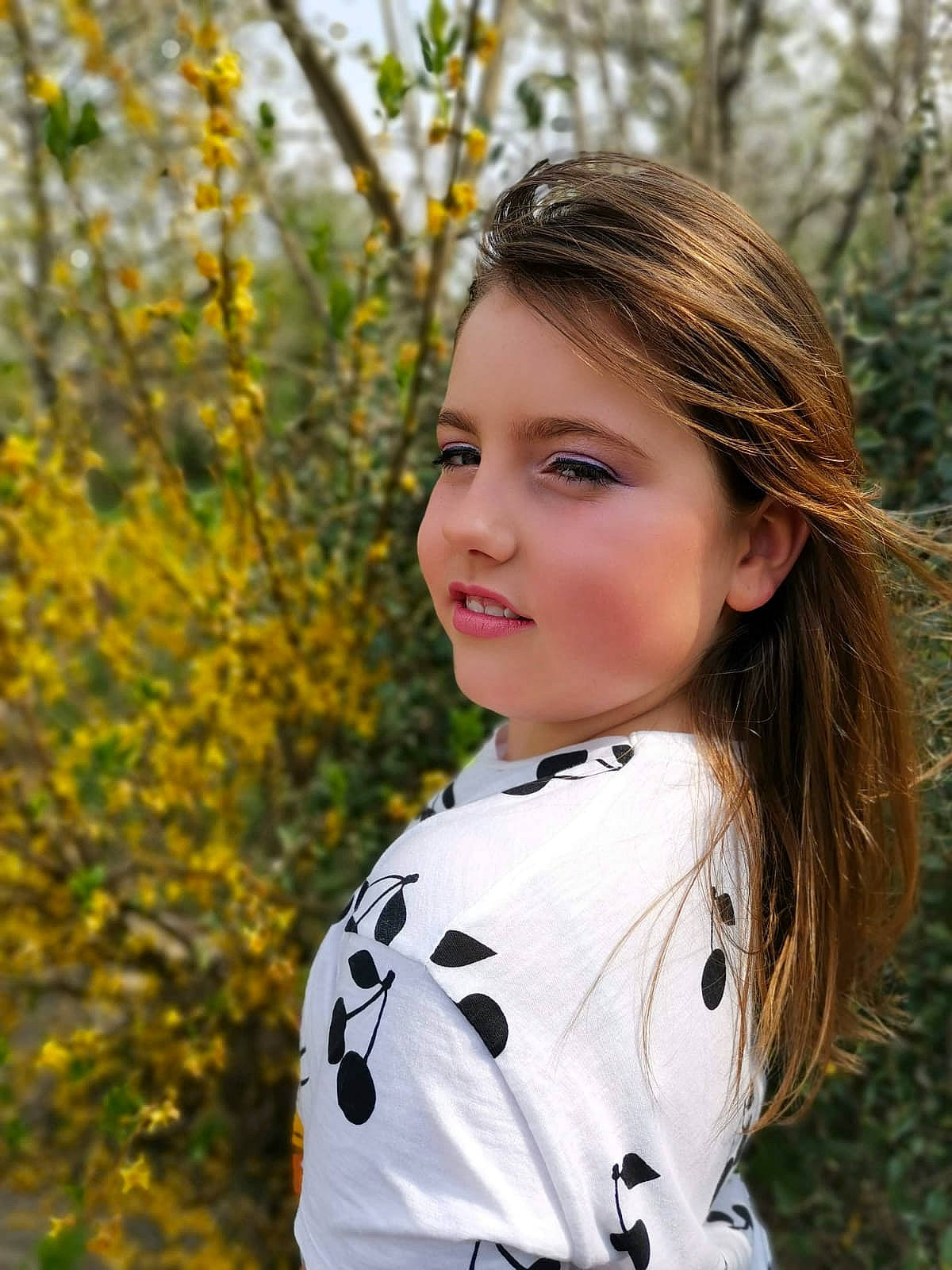 Ambre a rejoint le concours — aidez-le/la à gagner de superbes lots ! beauty, botany, brown_hair, child, eye, face, grass, hair, hairstyle, leaf, lip, long_hair, person, photography, plant, portrait_photography, smile, spring, tree, woody_plant