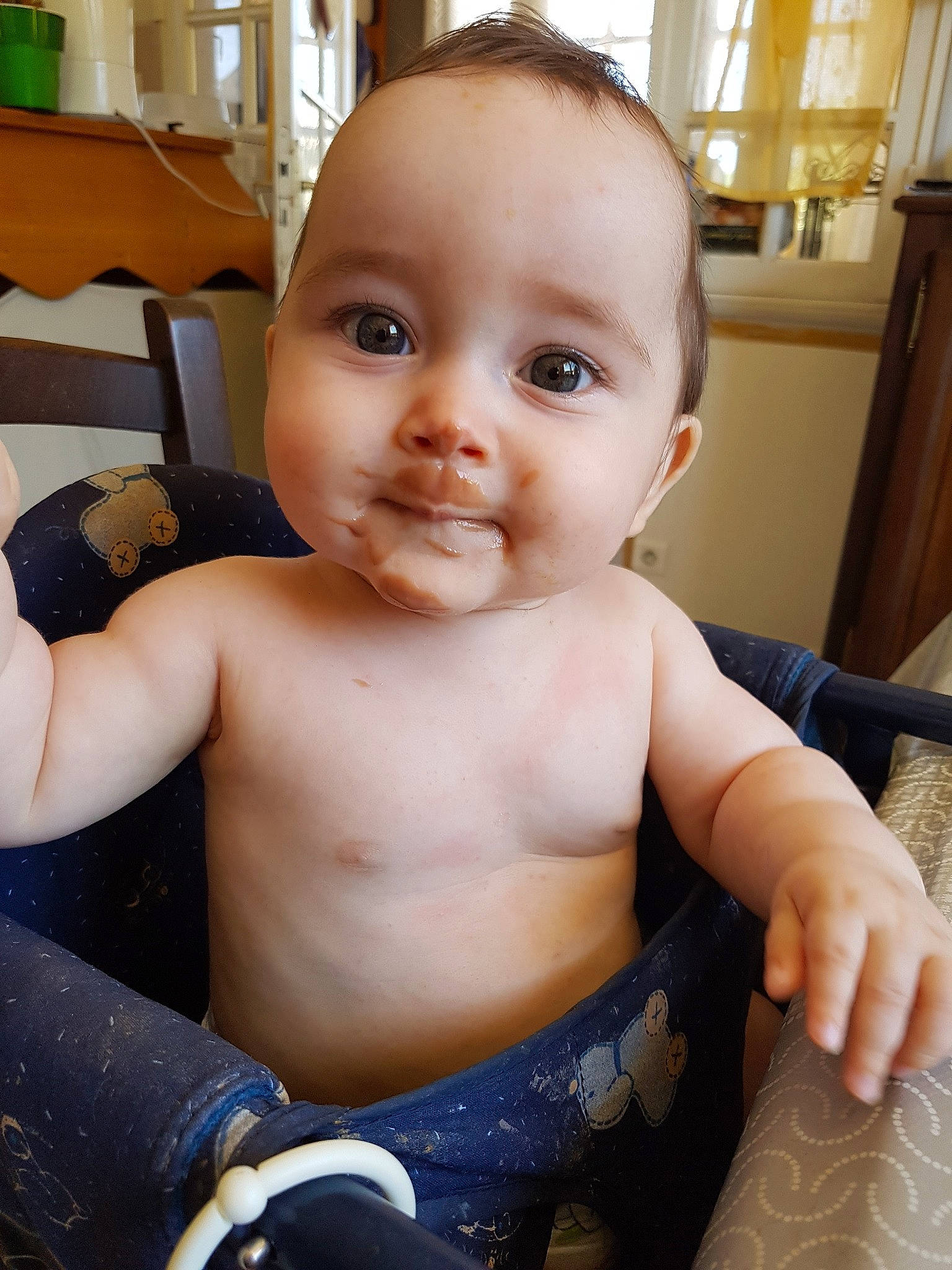 Elyo participe au concours pour gagner de l'argent avec cette photo : arm, baby, cheek, chest, child, eye, face, finger, head, leg, muscle, person, sitting, skin, smile, thumb, toddler, trunk