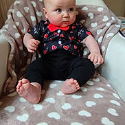 Ezio participe au concours pour gagner de l'argent avec cette photo : apparel, baby, black_pants, blanket, bow_tie, chair, child, cozy, curious, cute, feet, furniture, heart_pattern, indoor, infant, person, plush, portrait, seated, shirt