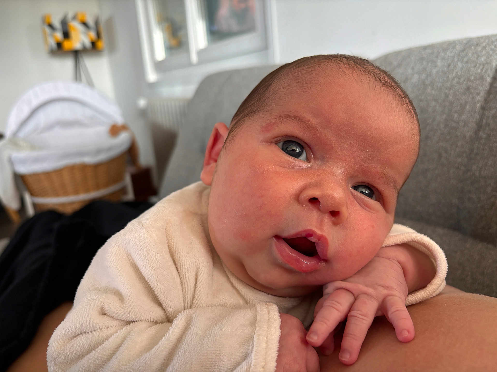 Jade participe au concours pour gagner de l'argent avec cette photo : baby, infant, face, hand, skin, clothing, indoor, couch, blanket, expression, curious, soft, closeup, portrait, child, newborn, resting, person, comfort, casual