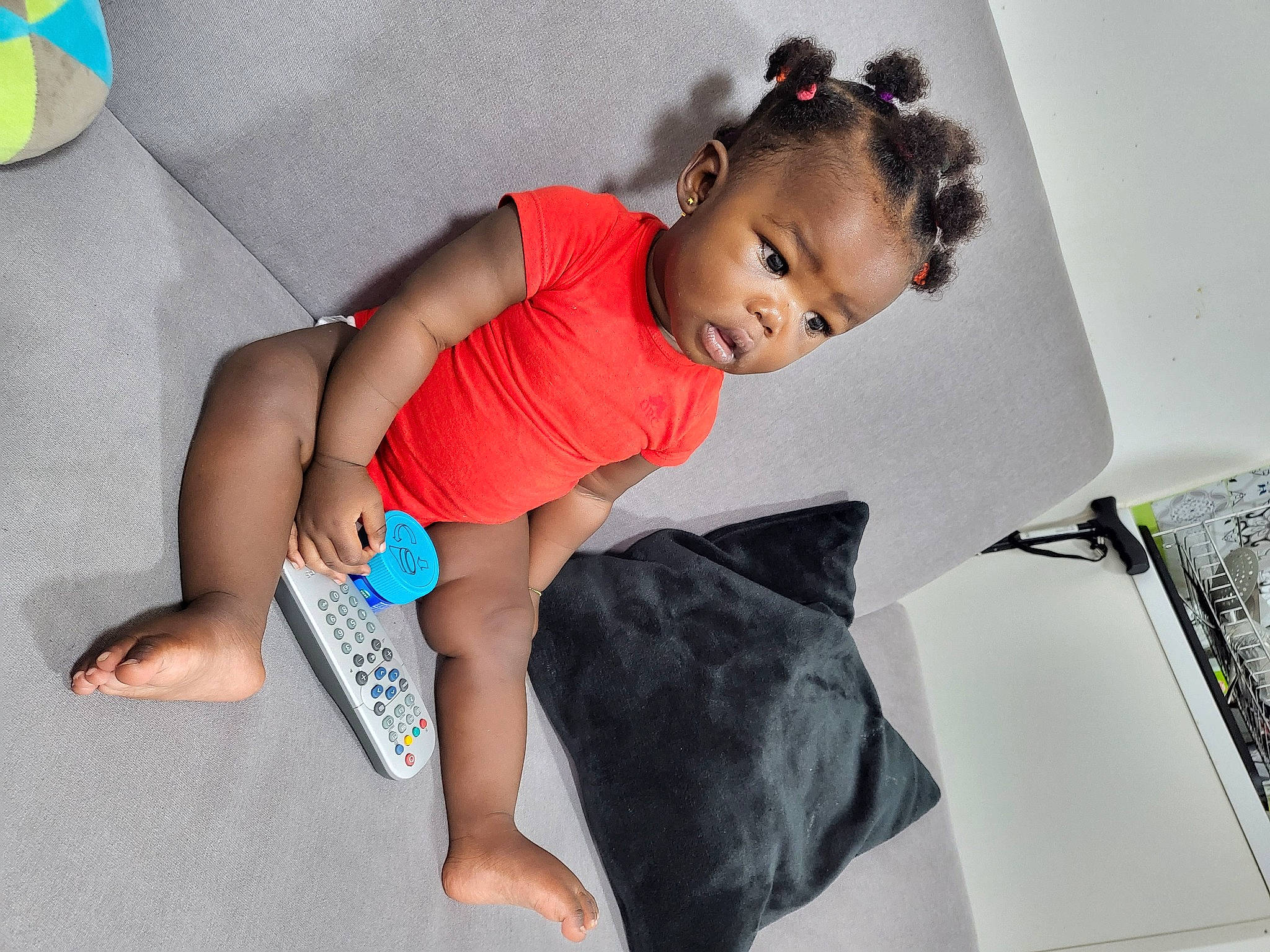 Praise-faith participe au concours pour gagner de l'argent avec cette photo : arm, baby, barefoot, child, comfort, design, elbow, finger, flooring, foot, human_body, human_leg, knee, leg, person, room, sitting, sock, t_shirt, thigh