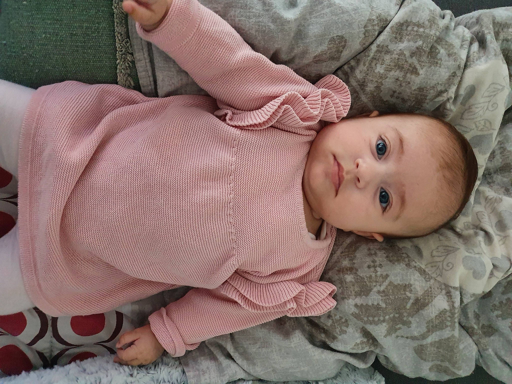 Lise participe au concours pour gagner de l'argent avec cette photo : baby, baby_products, baby_toddler_clothing, cheek, child, comfort, face, grass, iris, linens, lip, mouth, nose, organ, pattern, person, skin, sleeve, textile, toddler