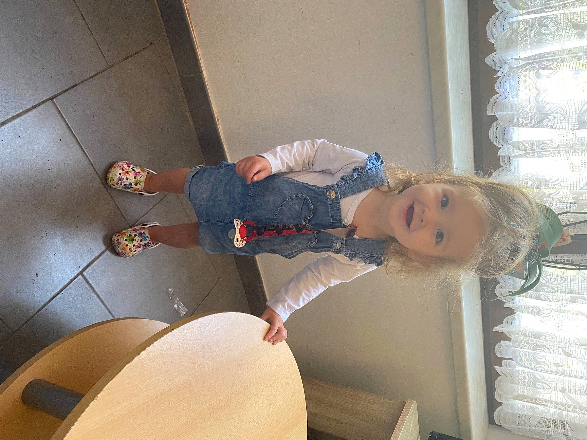 Khloé a rejoint le concours — aidez-le/la à gagner de superbes lots ! aerospace_engineering, automotive_design, ceiling, comfort, elbow, flooring, fun, human_leg, joy, knee, leisure, person, room, t_shirt, thigh, toddler, wood