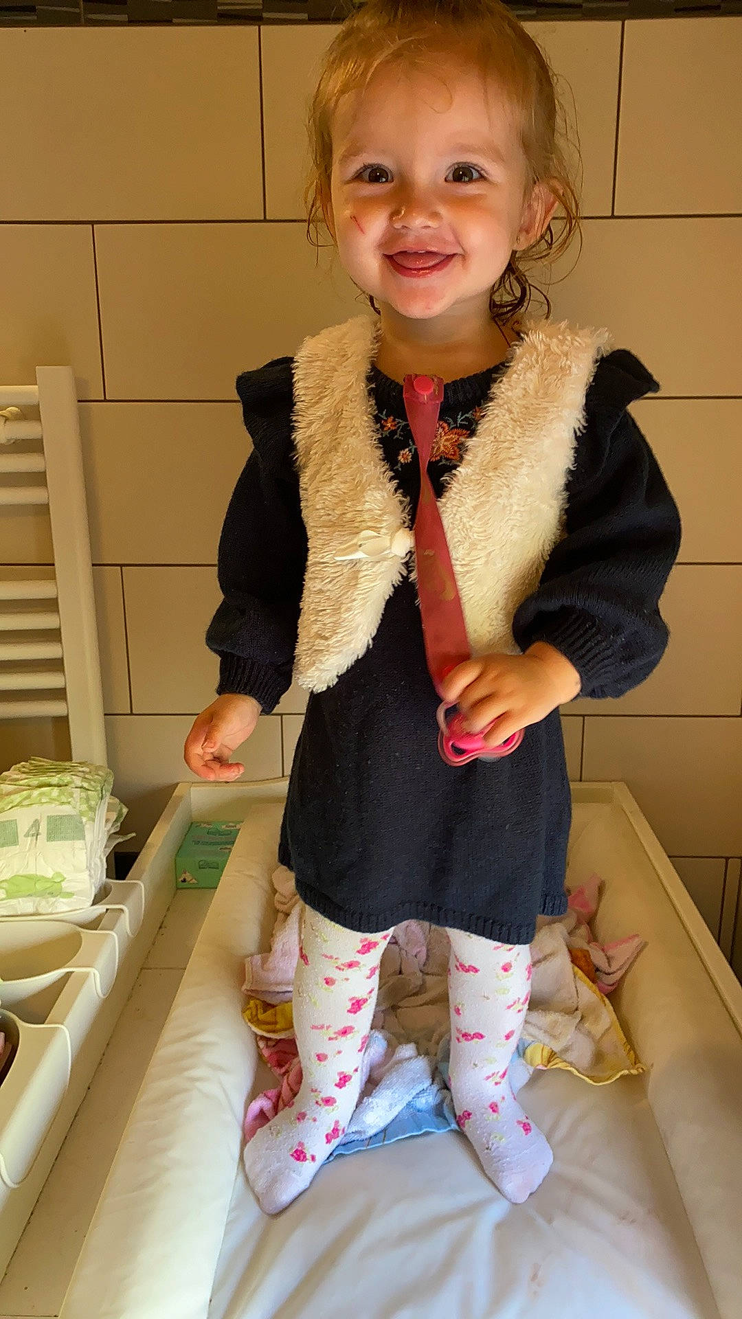 Khloé participe au concours pour gagner de l'argent avec cette photo : baby_toddler_clothing, fun, hand, happy, human_body, joy, knee, leg, neck, outerwear, pattern, person, pink, skin, sleeve, smile, sock, textile, thigh, toddler