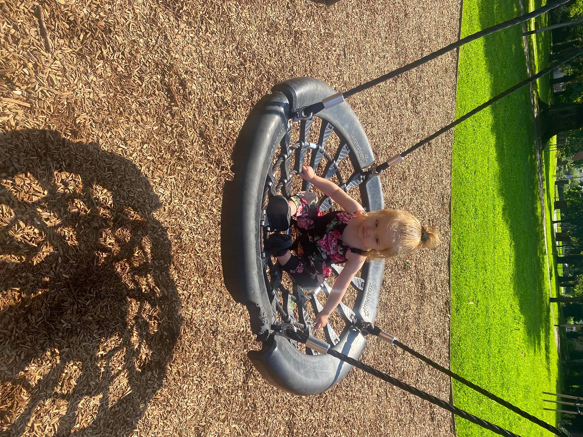 Khloé participe au concours pour gagner de l'argent avec cette photo : alloy_wheel, asphalt, automotive_exterior, automotive_tire, automotive_wheel_system, bicycle_tire, bicycle_wheel, grass, grass_family, leaf, motor_vehicle, person, plant, rim, road_surface, shoe, tire, vehicle, wall, wheel