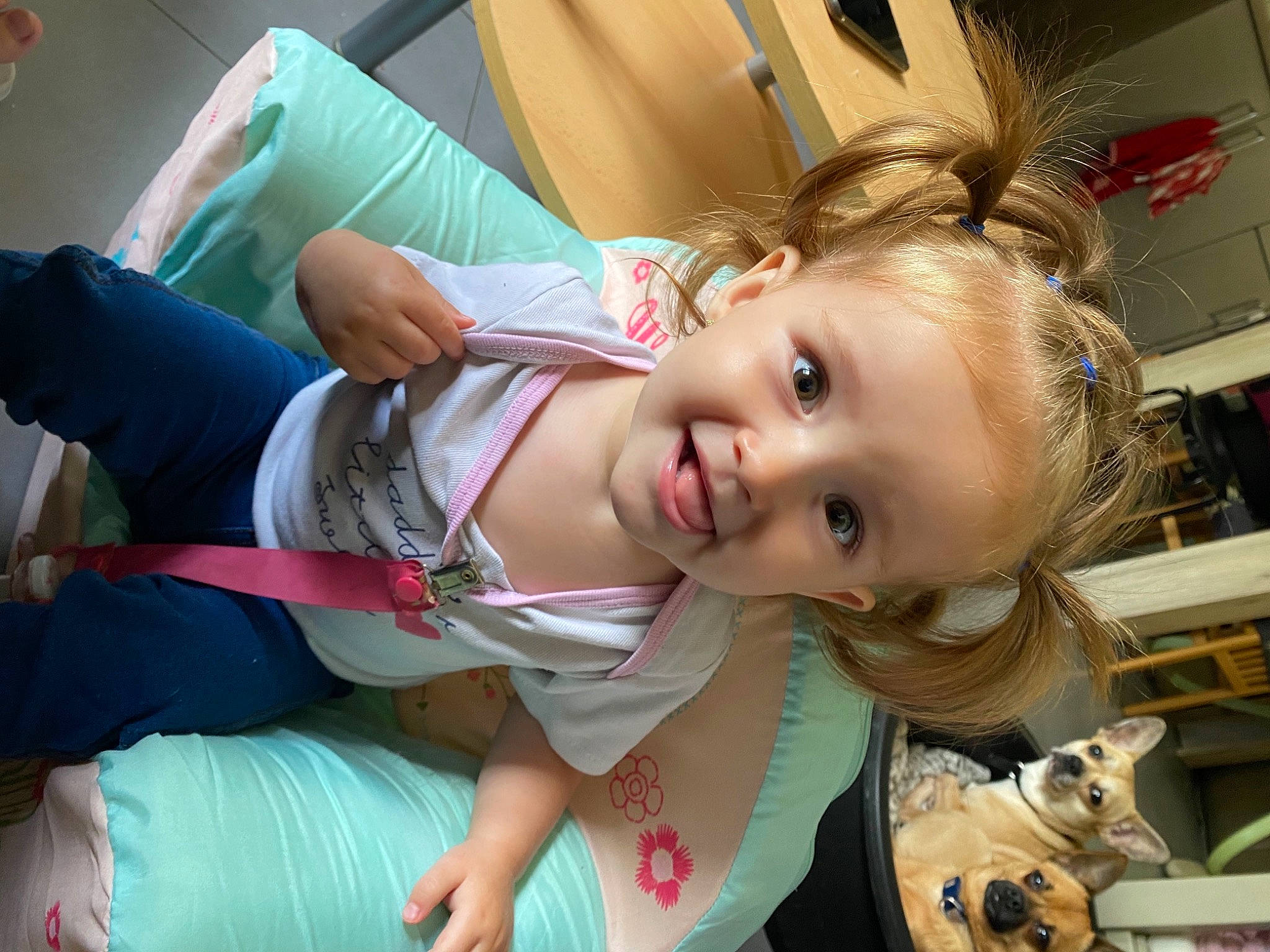 Khloé a rejoint le concours — aidez-le/la à gagner de superbes lots ! baby, brown_hair, cheek, child, elbow, eyelash, fun, hair_coloring, happy, iris, leisure, mouth, person, sitting, skin, smile, snapshot, toddler, vacation, white