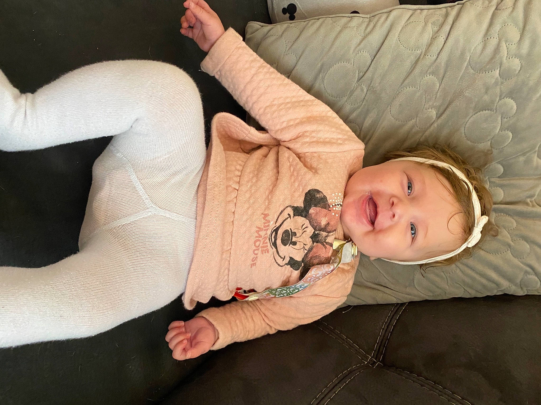 Talia a rejoint le concours — aidez-le/la à gagner de superbes lots ! baby, child, comfort, couch, eye, finger, flooring, head, human_body, knee, lap, lip, mammal, mouth, person, skin, smile, thigh, toddler, trunk