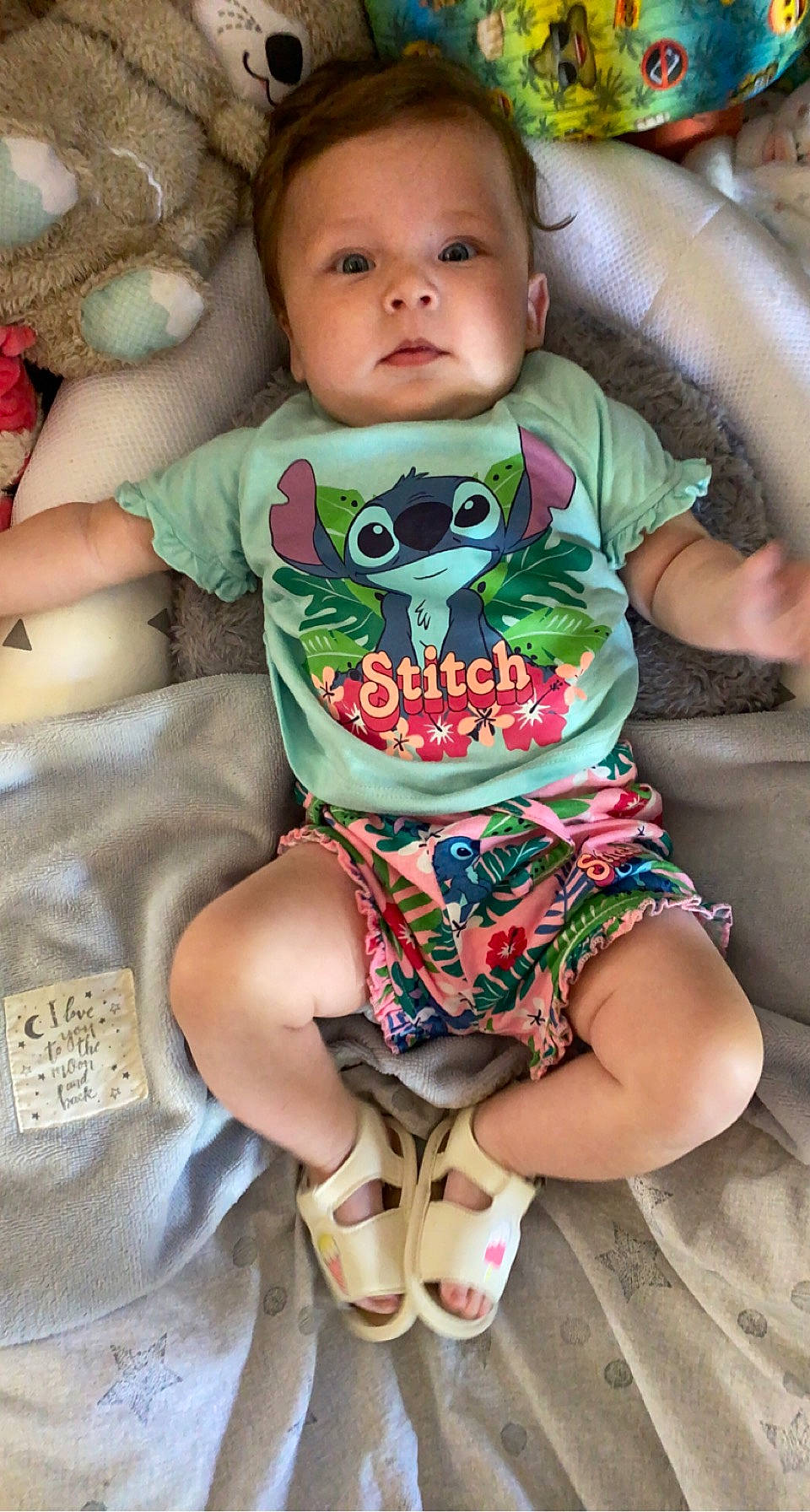 Talia participe au concours pour gagner de l'argent avec cette photo : baby_toddler_clothing, cheek, chin, cool, finger, green, happy, head, joint, leg, mouth, neck, organ, person, photograph, pink, product, skin, sleeve, textile