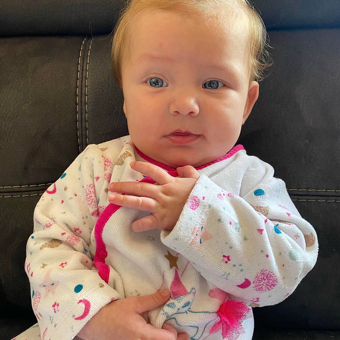 Talia participe au concours pour gagner de l'argent avec cette photo : baby, baby_toddler_clothing, cheek, collar, comfort, ear, face, finger, gesture, hand, head, human_body, iris, lip, neck, nose, person, skin, sleeve, thumb