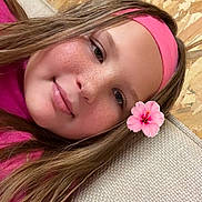 Sakura a rejoint le concours — aidez-le/la à gagner de superbes lots ! child, girl, selfie, pink_headband, flower_filter, freckles, smiling, long_hair, couch, textured_fabric, wooden_wall, indoor, portrait, face, head, happy, casual, young, relaxed, close_up